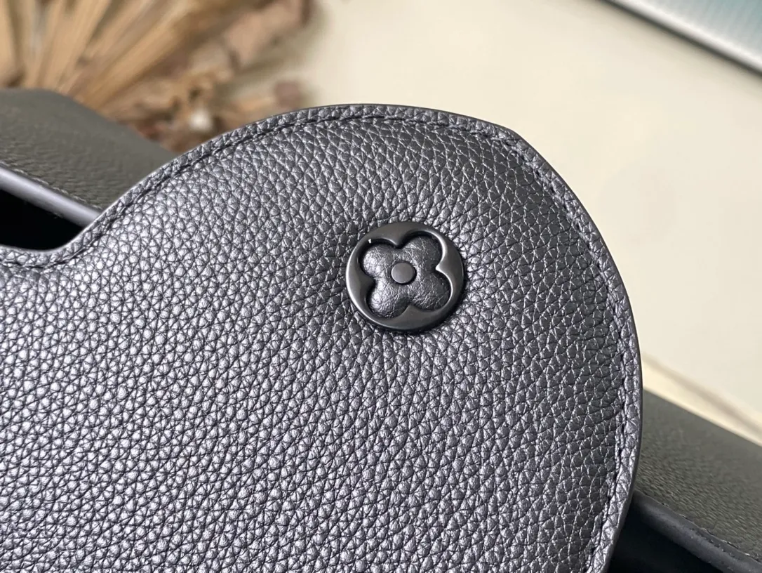 💰2200 (first-grain leather) Top original order M23947 Black medium CAPUCINES EAST WEST handbag This Capucines BB handbag uses gorgeous cow leather and matte metal parts to convey a modern attitude. It brings together classic elements of the same series with a new horizontal configuration. The adjustable woven chain is convenient for shoulder or cross-body wear. It is a trendy choice for storing mobile phones, short wallets and other small accessories. Size: 33x19x9cm
