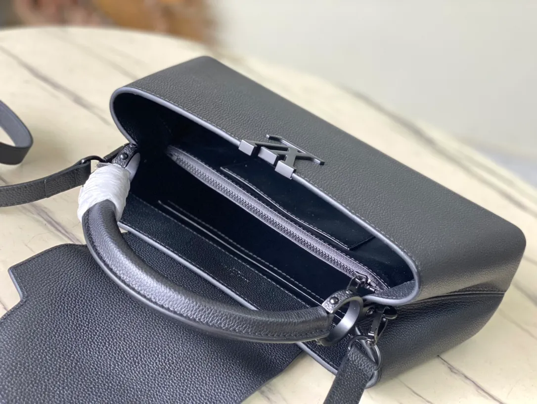 💰2200 (first-grain leather) Top original order M23947 Black medium CAPUCINES EAST WEST handbag This Capucines BB handbag uses gorgeous cow leather and matte metal parts to convey a modern attitude. It brings together classic elements of the same series with a new horizontal configuration. The adjustable woven chain is convenient for shoulder or cross-body wear. It is a trendy choice for storing mobile phones, short wallets and other small accessories. Size: 33x19x9cm