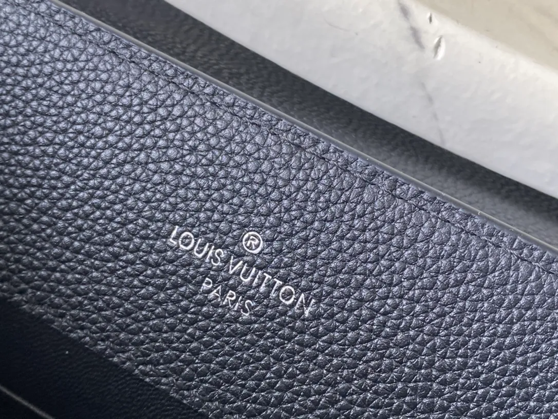 💰2200 (first-grain leather) Top original order M23947 Black medium CAPUCINES EAST WEST handbag This Capucines BB handbag uses gorgeous cow leather and matte metal parts to convey a modern attitude. It brings together classic elements of the same series with a new horizontal configuration. The adjustable woven chain is convenient for shoulder or cross-body wear. It is a trendy choice for storing mobile phones, short wallets and other small accessories. Size: 33x19x9cm