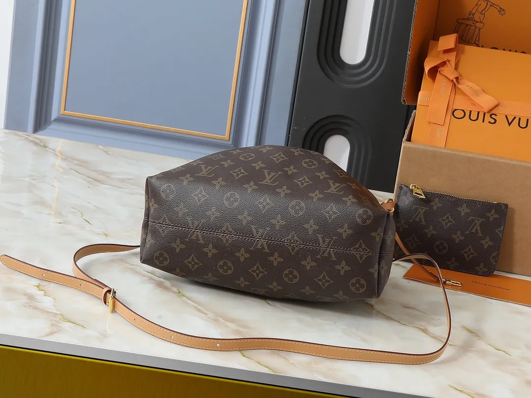 💰260💰Upgraded original version ✨M11283 M25453 M47209 M46545 M46492 This Summer Bundle handbag is from the Dégradé series. The new drawstring design adds a summer atmosphere. The Monogram Empreinte embossed leather bag features a gradient tone to brighten any seasonal look. The double handles and detachable cross-body strap provide a variety of stylish carrying options, making it a great companion for travel day and night. Detailed features: 28 x 20 x 11.5 (Length x Height x Width)