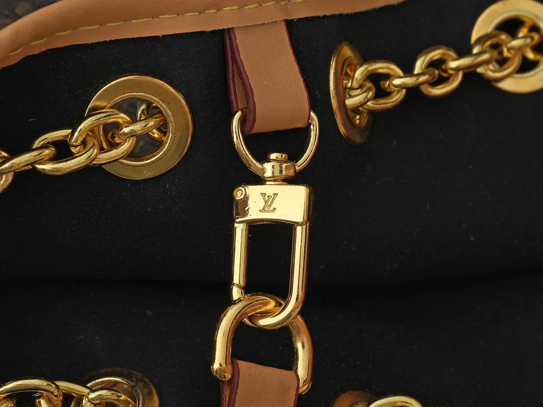 💰260💰Upgraded original version ✨M11283 M25453 M47209 M46545 M46492 This Summer Bundle handbag is from the Dégradé series. The new drawstring design adds a summer atmosphere. The Monogram Empreinte embossed leather bag features a gradient tone to brighten any seasonal look. The double handles and detachable cross-body strap provide a variety of stylish carrying options, making it a great companion for travel day and night. Detailed features: 28 x 20 x 11.5 (Length x Height x Width)