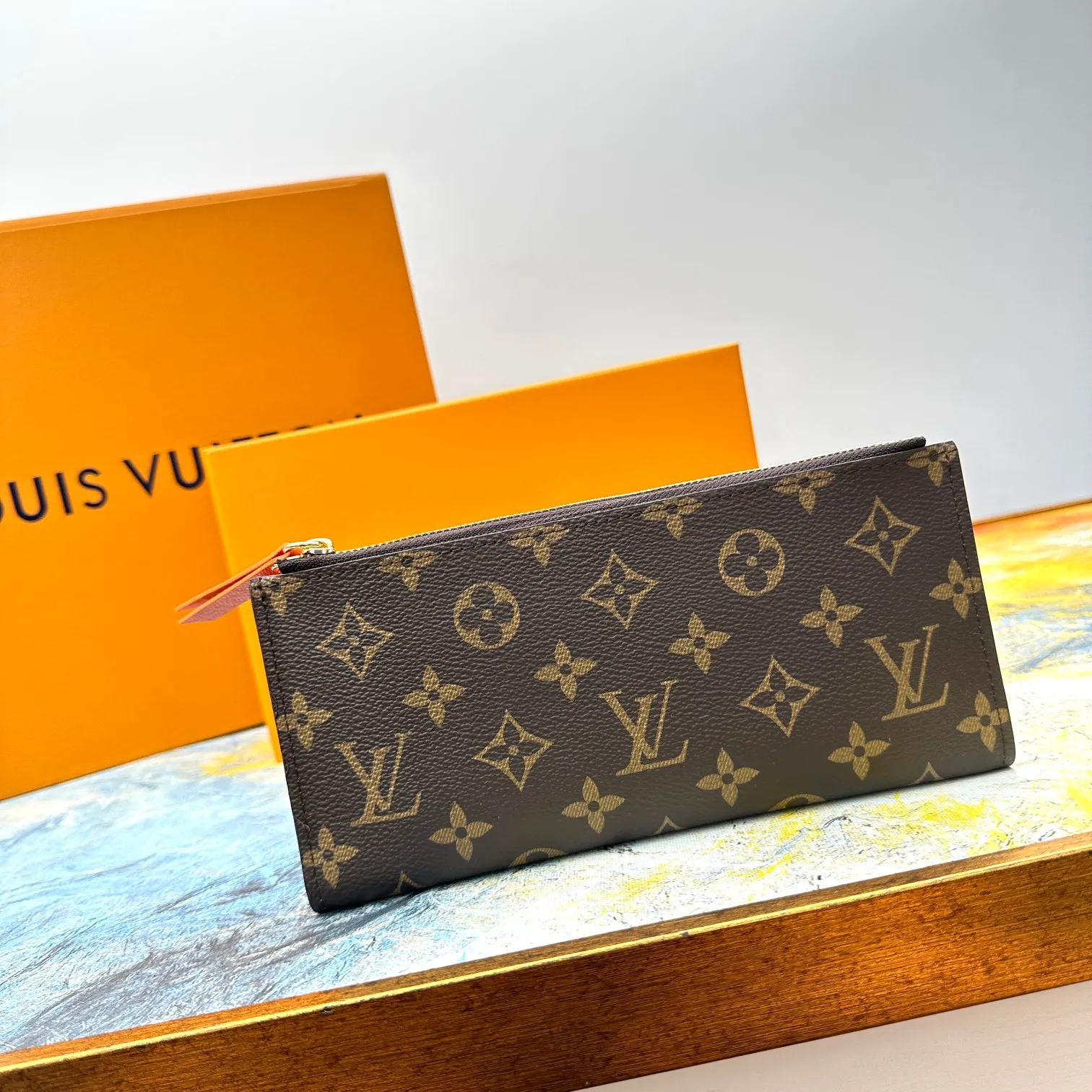 💰120 💎Top original version #Super practical, still popular# Official website synchronized version! Combining Louis Vuitton's classic Monogram canvas material with a bright colored leather lining, the stylish Adele wallet features a modern thin design, two leather zippers and a magnetic clasp for easy opening. It also works as a clutch. 12 credit card slots, 2 zippered compartments for coins or a smartphone, 2 flat interior pockets, embossed cowhide leather lining, shiny gold-tone hardware. ❤️Model: M61269 Size 21x9x2.