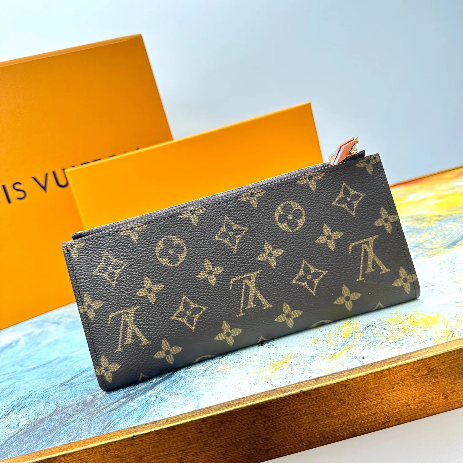 💰120 💎Top original version #Super practical, still popular# Official website synchronized version! Combining Louis Vuitton's classic Monogram canvas material with a bright colored leather lining, the stylish Adele wallet features a modern thin design, two leather zippers and a magnetic clasp for easy opening. It also works as a clutch. 12 credit card slots, 2 zippered compartments for coins or a smartphone, 2 flat interior pockets, embossed cowhide leather lining, shiny gold-tone hardware. ❤️Model: M61269 Size 21x9x2.