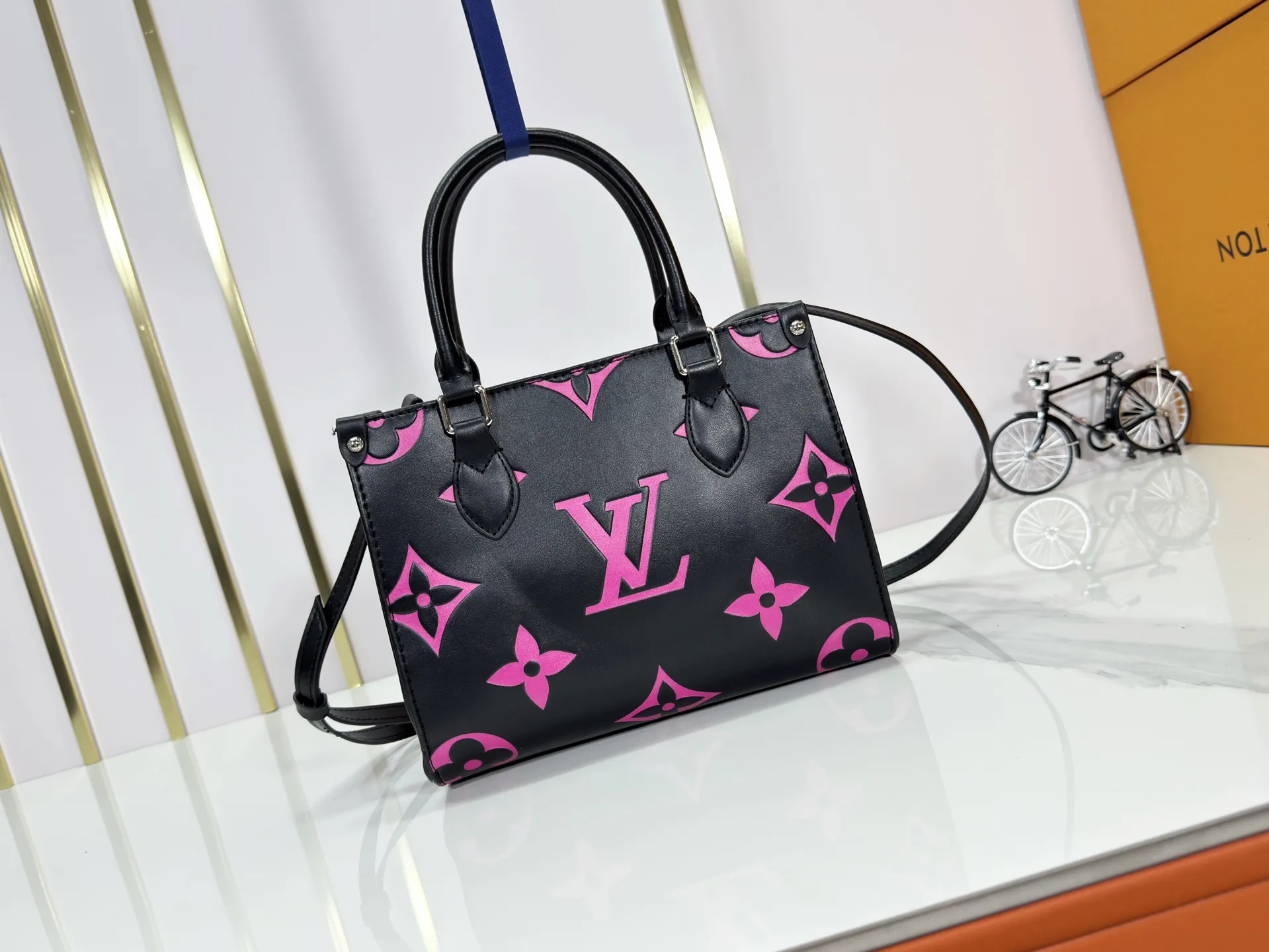 P220 Upgraded original M46513 M45659 black print 45654 white print 45779 apricot print 45653 all black 45660 rose red 45779 full apricot mini top original single This model OnTheGo Tote bag will be Monogram The pattern is first dyed and then embossed on soft grained cowhide. Its ample interior can hold a laptop and other office supplies. The full leather embossed large flower mommy bag has a small BB size. The long and short handles are easy to carry by hand or on the shoulder. Dimensions: 25.0 x 11.0 x 19.0 cm