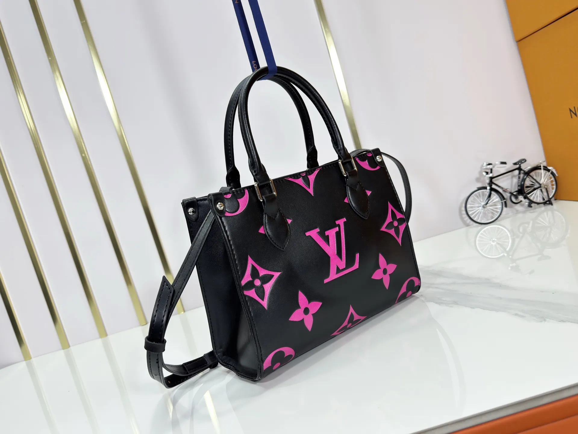 P220 Upgraded original M46513 M45659 black print 45654 white print 45779 apricot print 45653 all black 45660 rose red 45779 full apricot mini top original single This model OnTheGo Tote bag will be Monogram The pattern is first dyed and then embossed on soft grained cowhide. Its ample interior can hold a laptop and other office supplies. The full leather embossed large flower mommy bag has a small BB size. The long and short handles are easy to carry by hand or on the shoulder. Dimensions: 25.0 x 11.0 x 19.0 cm