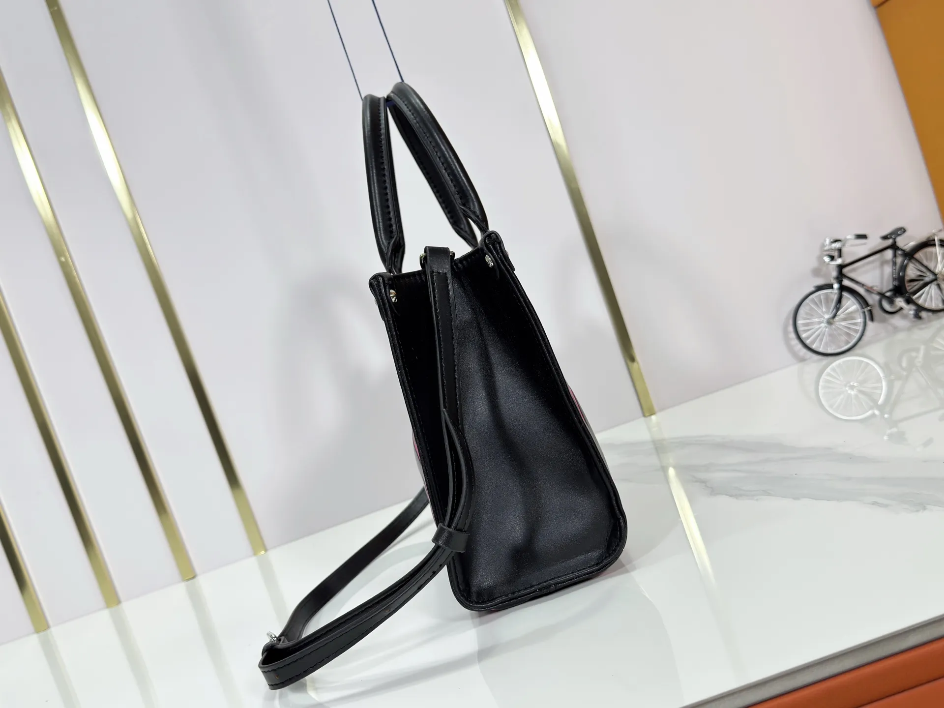 P220 Upgraded original M46513 M45659 black print 45654 white print 45779 apricot print 45653 all black 45660 rose red 45779 full apricot mini top original single This model OnTheGo Tote bag will be Monogram The pattern is first dyed and then embossed on soft grained cowhide. Its ample interior can hold a laptop and other office supplies. The full leather embossed large flower mommy bag has a small BB size. The long and short handles are easy to carry by hand or on the shoulder. Dimensions: 25.0 x 11.0 x 19.0 cm