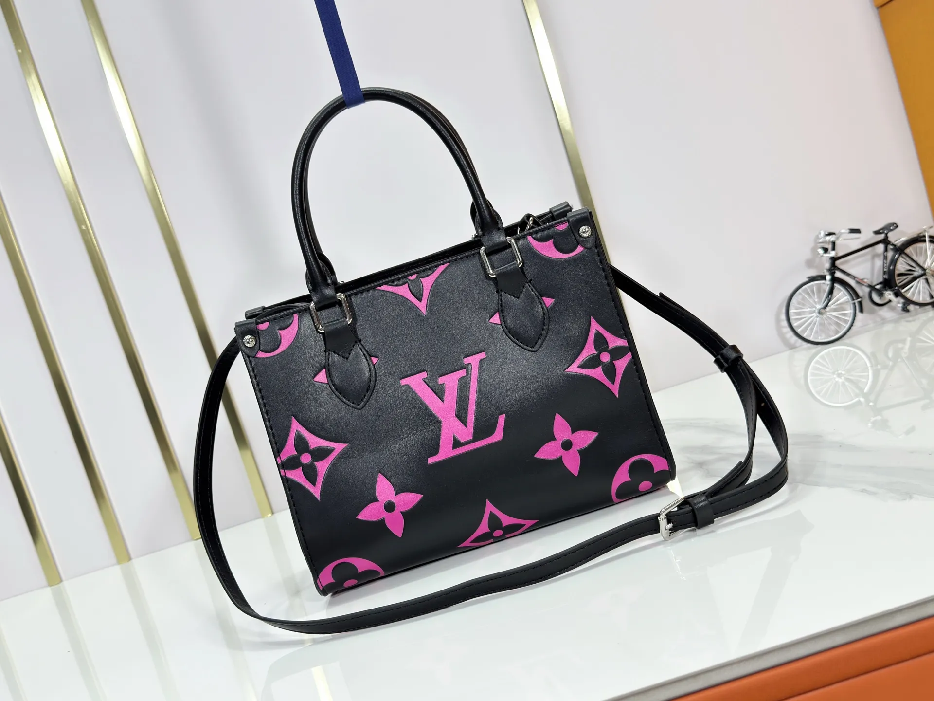P220 Upgraded original M46513 M45659 black print 45654 white print 45779 apricot print 45653 all black 45660 rose red 45779 full apricot mini top original single This model OnTheGo Tote bag will be Monogram The pattern is first dyed and then embossed on soft grained cowhide. Its ample interior can hold a laptop and other office supplies. The full leather embossed large flower mommy bag has a small BB size. The long and short handles are easy to carry by hand or on the shoulder. Dimensions: 25.0 x 11.0 x 19.0 cm