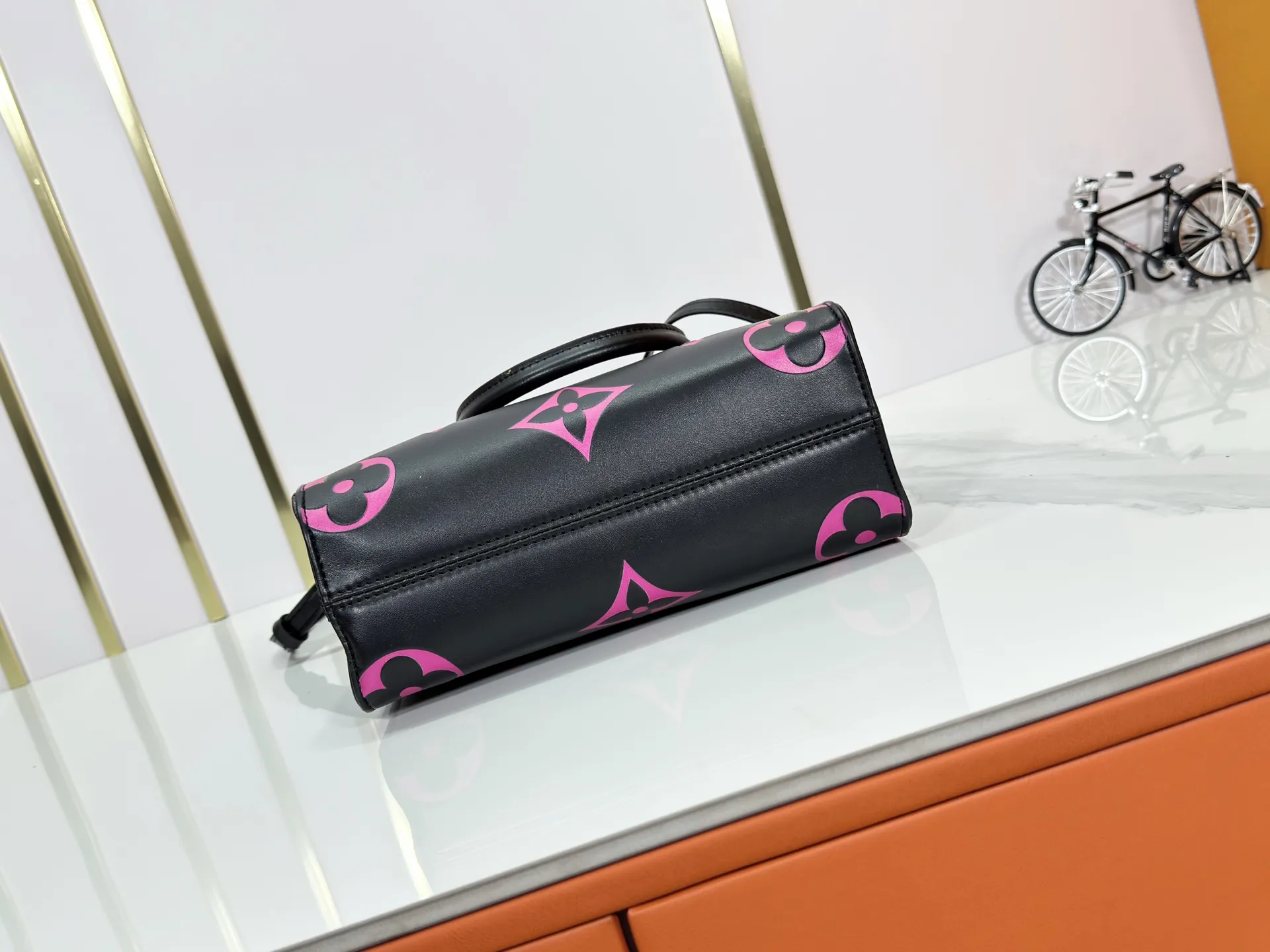 P220 Upgraded original M46513 M45659 black print 45654 white print 45779 apricot print 45653 all black 45660 rose red 45779 full apricot mini top original single This model OnTheGo Tote bag will be Monogram The pattern is first dyed and then embossed on soft grained cowhide. Its ample interior can hold a laptop and other office supplies. The full leather embossed large flower mommy bag has a small BB size. The long and short handles are easy to carry by hand or on the shoulder. Dimensions: 25.0 x 11.0 x 19.0 cm