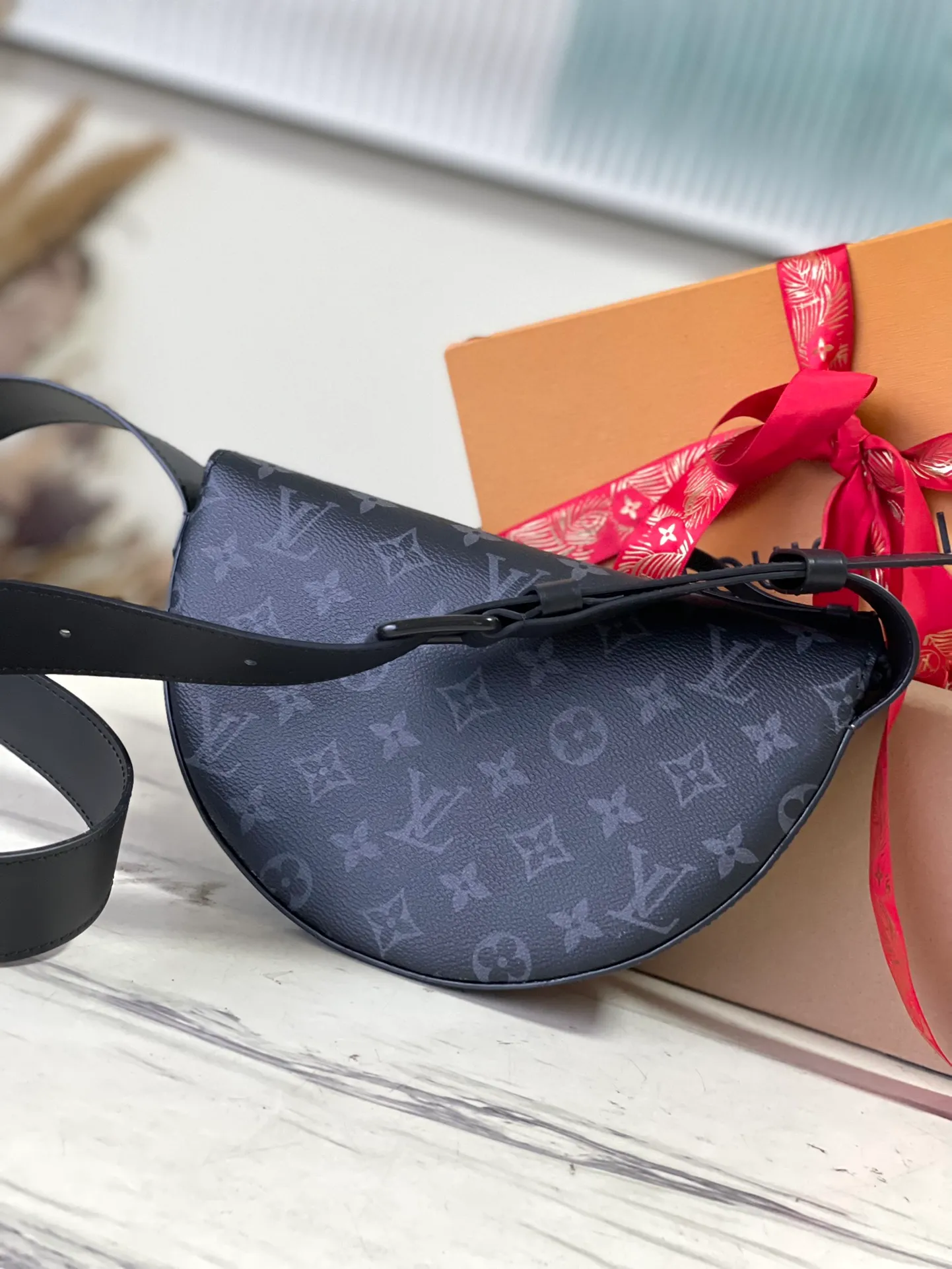 💰940 Top Original Order M23835 This LV Moon Crossbodfy handbag is made of Monogram Ecipse coated canvas with leather trim and shoulder straps, which is self-evidently elegant. The half-moon wheels allow for cross-body carry, allowing you to easily store your cell phone, small wallet, and headphones. Dimensions: 24.5 × 16 × 4.5 cm