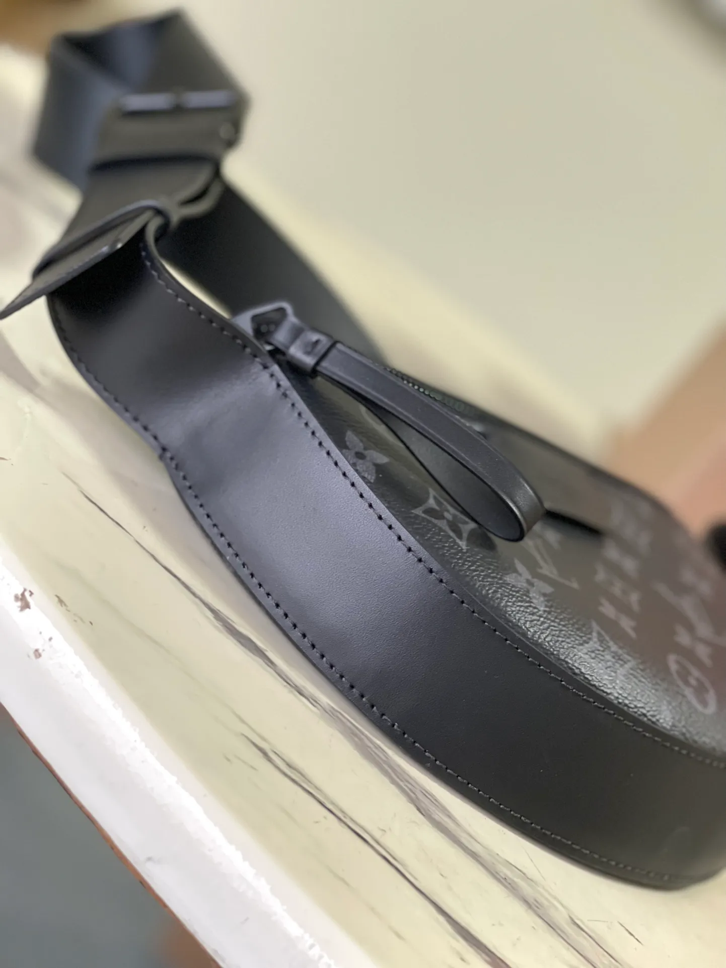 💰940 Top Original Order M23835 This LV Moon Crossbodfy handbag is made of Monogram Ecipse coated canvas with leather trim and shoulder straps, which is self-evidently elegant. The half-moon wheels allow for cross-body carry, allowing you to easily store your cell phone, small wallet, and headphones. Dimensions: 24.5 × 16 × 4.5 cm