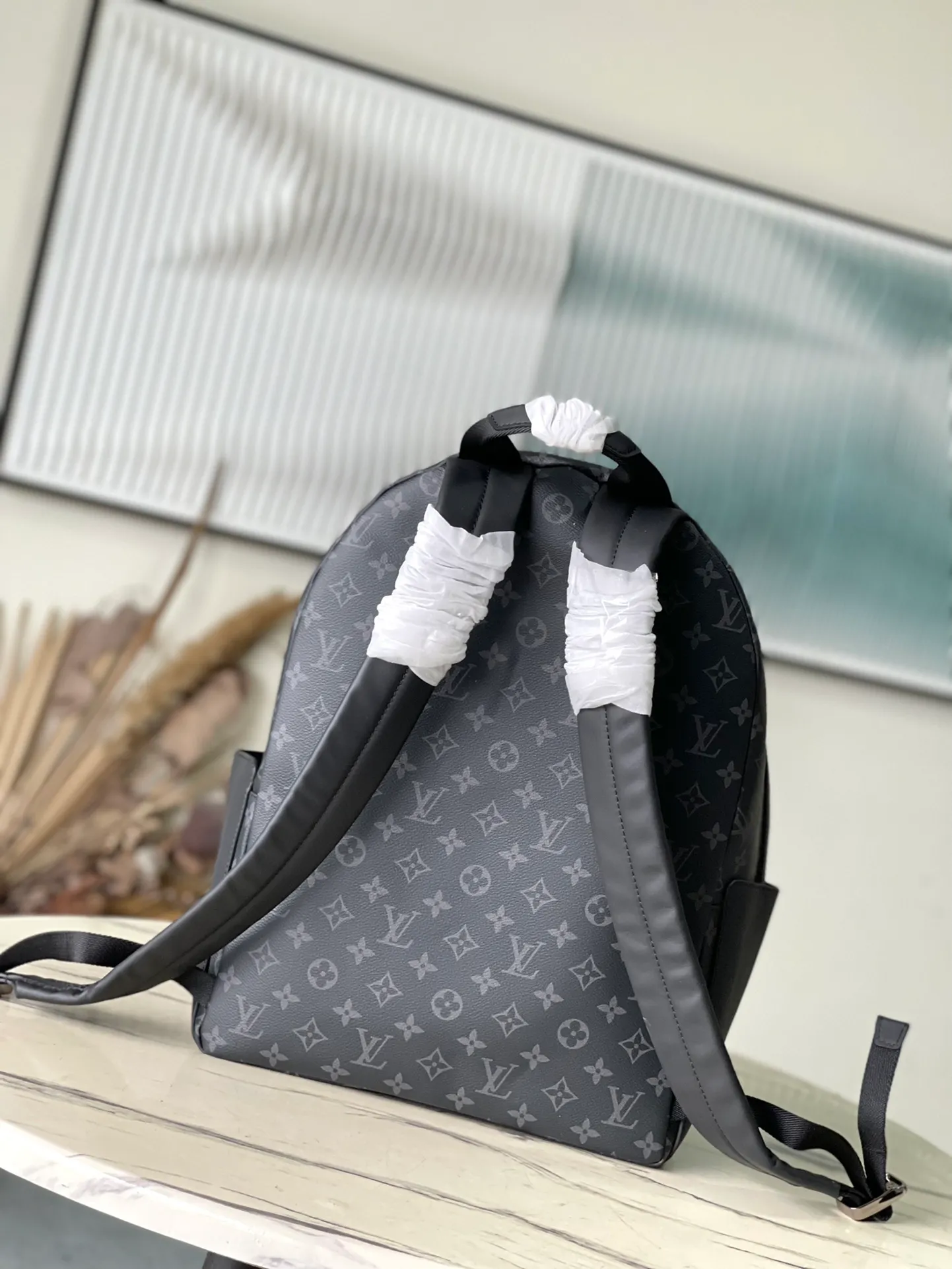 💰960 Top Original M22545 Medium This Discovery medium backpack is made of Monogram Eclipse canvas and metal parts to show its elegant style. The front pocket makes it easy to access your belongings, the inner pocket and double zipper closure ensure safe and organized storage, and the adjustable leather shoulder strap allows for comfortable carrying. 31 x 42 x 17 cm (length x height x width)