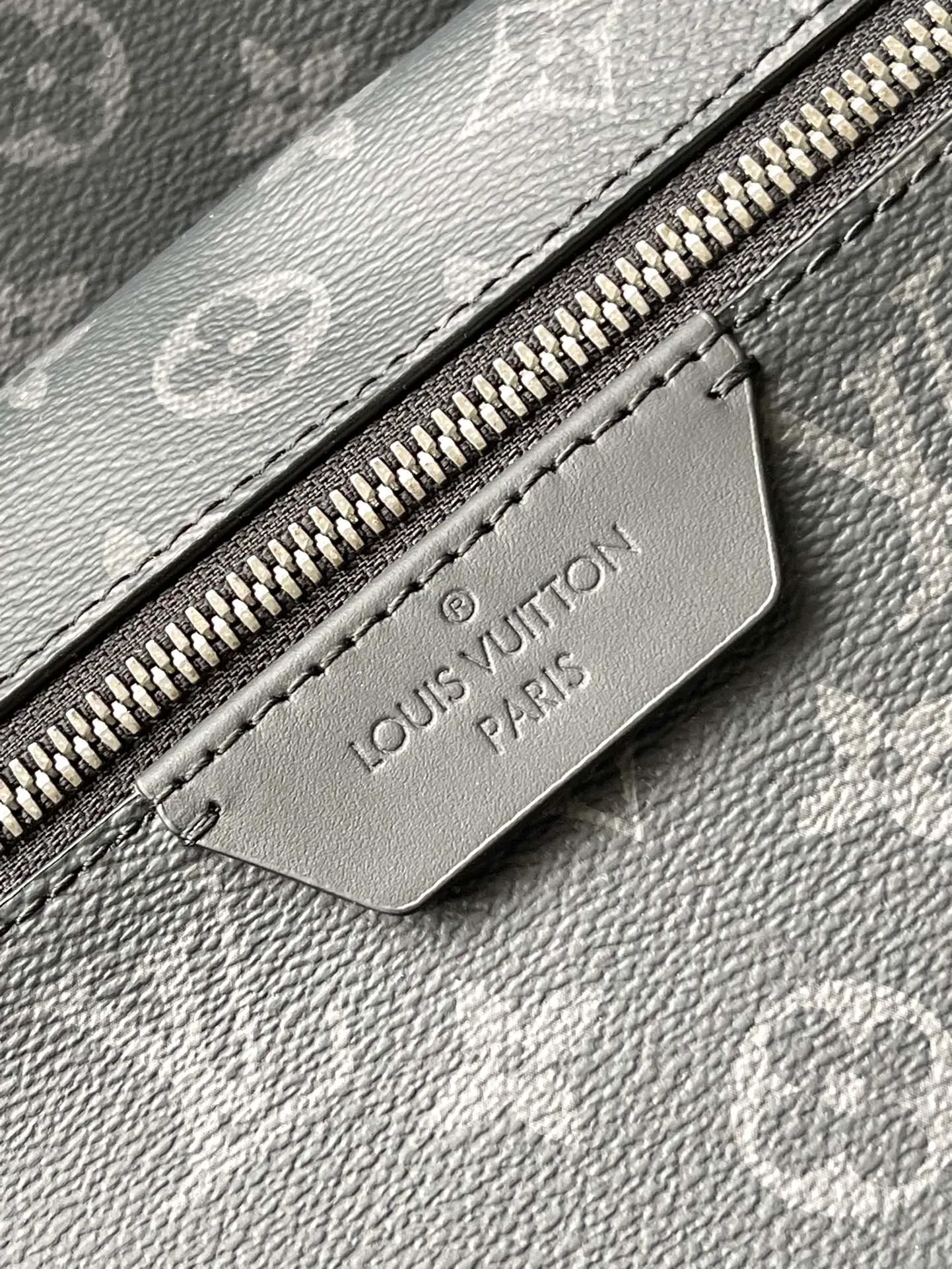 💰960 Top Original M22545 Medium This Discovery medium backpack is made of Monogram Eclipse canvas and metal parts to show its elegant style. The front pocket makes it easy to access your belongings, the inner pocket and double zipper closure ensure safe and organized storage, and the adjustable leather shoulder strap allows for comfortable carrying. 31 x 42 x 17 cm (length x height x width)