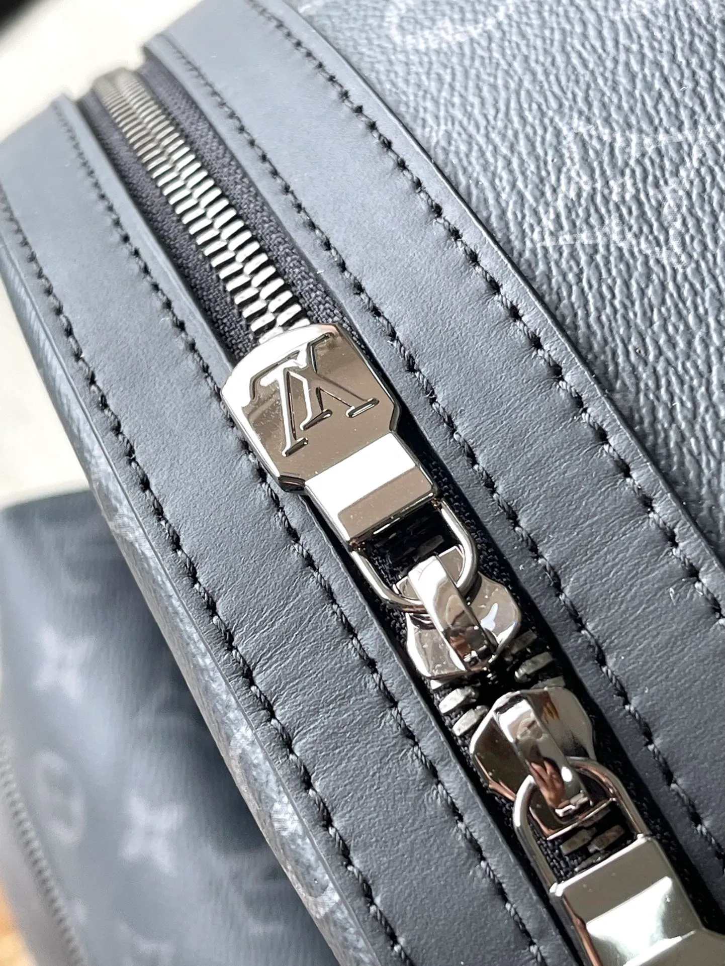 💰960 Top Original M22545 Medium This Discovery medium backpack is made of Monogram Eclipse canvas and metal parts to show its elegant style. The front pocket makes it easy to access your belongings, the inner pocket and double zipper closure ensure safe and organized storage, and the adjustable leather shoulder strap allows for comfortable carrying. 31 x 42 x 17 cm (length x height x width)