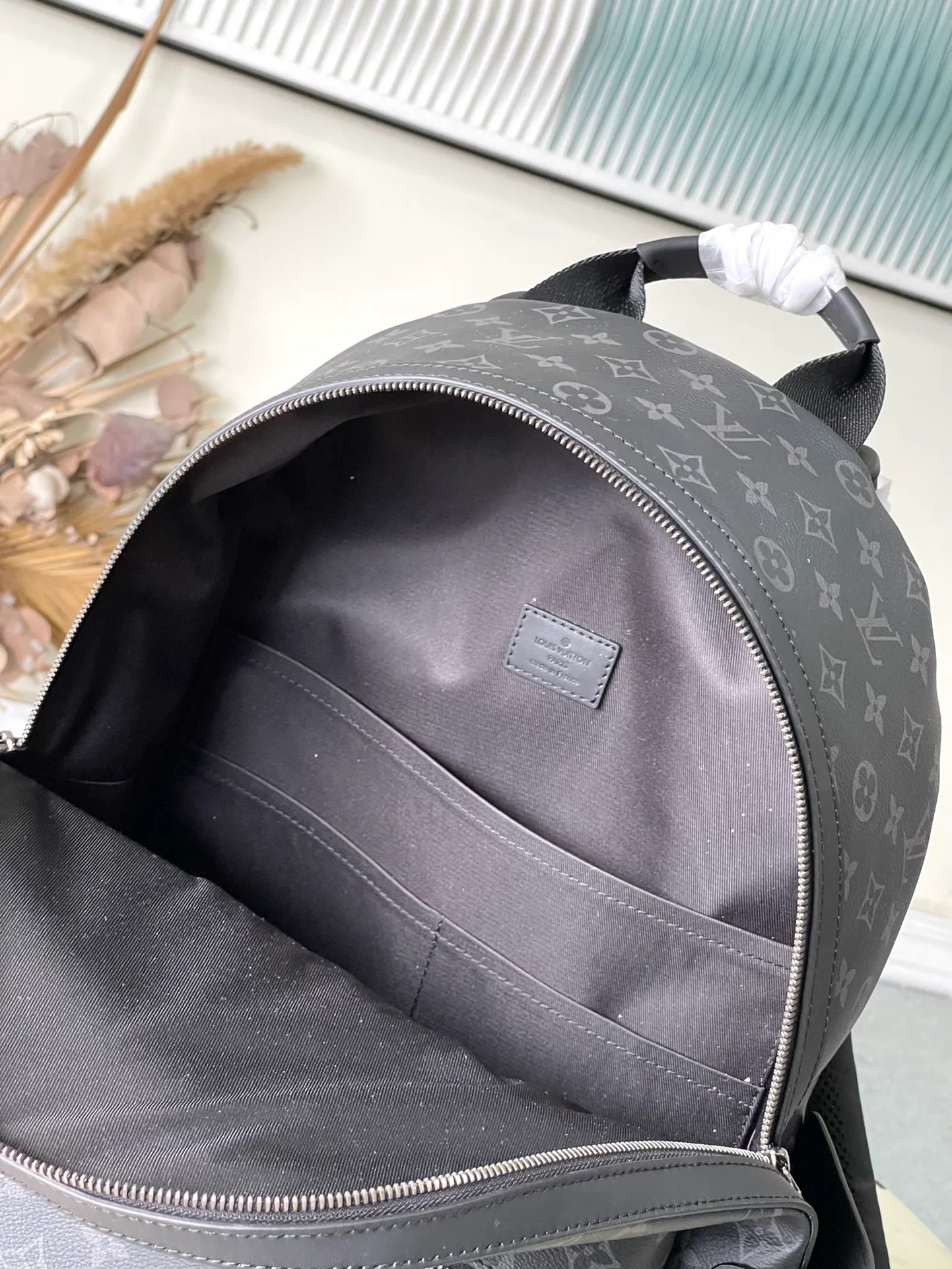 💰960 Top Original M22545 Medium This Discovery medium backpack is made of Monogram Eclipse canvas and metal parts to show its elegant style. The front pocket makes it easy to access your belongings, the inner pocket and double zipper closure ensure safe and organized storage, and the adjustable leather shoulder strap allows for comfortable carrying. 31 x 42 x 17 cm (length x height x width)