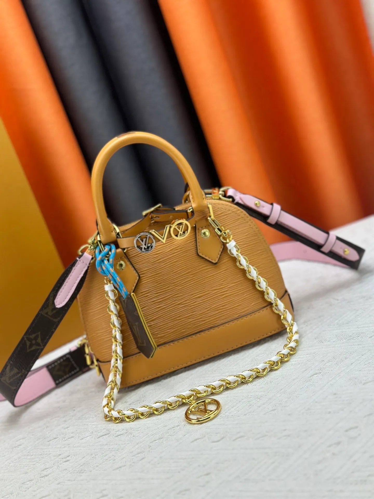 P300 [Official latest model] K00015 M25529 M14933 M53152 M13416 M82717 [Alma Mini LV&I] The LV&I series introduces this customizable kit, featuring the iconic Alma in an exclusive mini size. Designed to create a personalized handbag that is unique to the wearer, there are seven styles to choose from, available in a range of colors and finishes. Next, choose a strap or chain before choosing add-ons like a mirrored name tag or a functional hair clip. Finally, three sliding charms are included, ranging from the iconic padlock to the colorful Vivienne mascot.  Dimensions: 18 x 12 x 8 cm