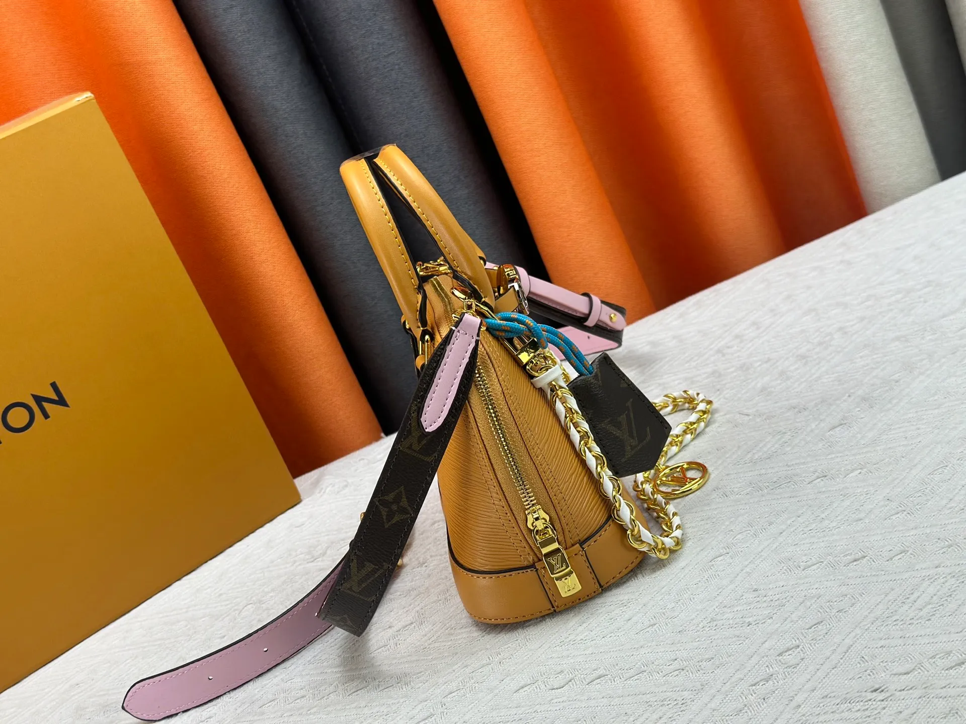 P300 [Official latest model] K00015 M25529 M14933 M53152 M13416 M82717 [Alma Mini LV&I] The LV&I series introduces this customizable kit, featuring the iconic Alma in an exclusive mini size. Designed to create a personalized handbag that is unique to the wearer, there are seven styles to choose from, available in a range of colors and finishes. Next, choose a strap or chain before choosing add-ons like a mirrored name tag or a functional hair clip. Finally, three sliding charms are included, ranging from the iconic padlock to the colorful Vivienne mascot.  Dimensions: 18 x 12 x 8 cm
