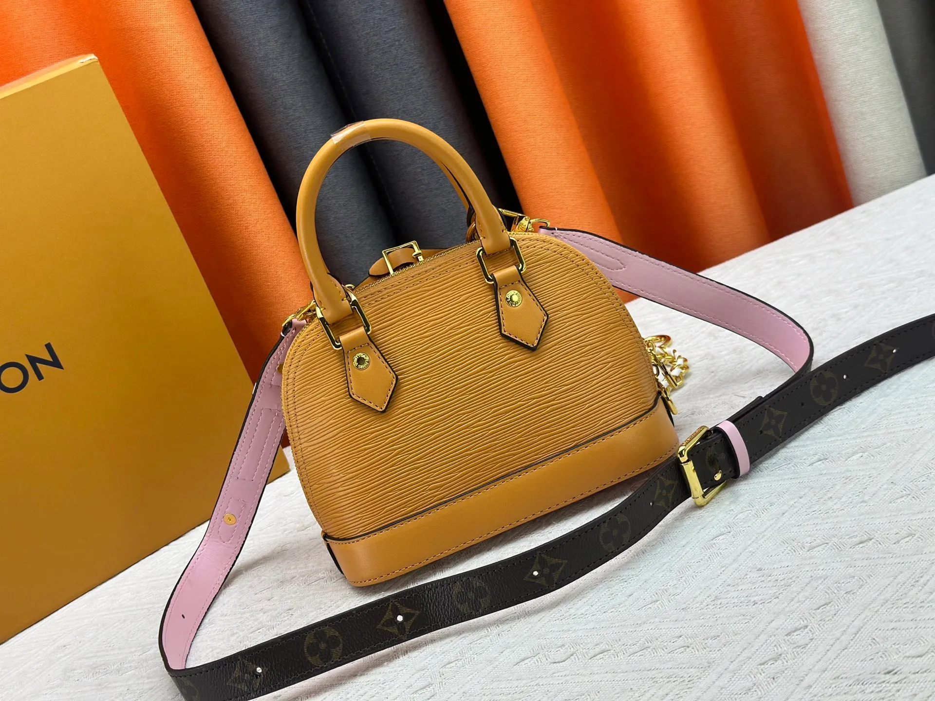 P300 [Official latest model] K00015 M25529 M14933 M53152 M13416 M82717 [Alma Mini LV&I] The LV&I series introduces this customizable kit, featuring the iconic Alma in an exclusive mini size. Designed to create a personalized handbag that is unique to the wearer, there are seven styles to choose from, available in a range of colors and finishes. Next, choose a strap or chain before choosing add-ons like a mirrored name tag or a functional hair clip. Finally, three sliding charms are included, ranging from the iconic padlock to the colorful Vivienne mascot.  Dimensions: 18 x 12 x 8 cm