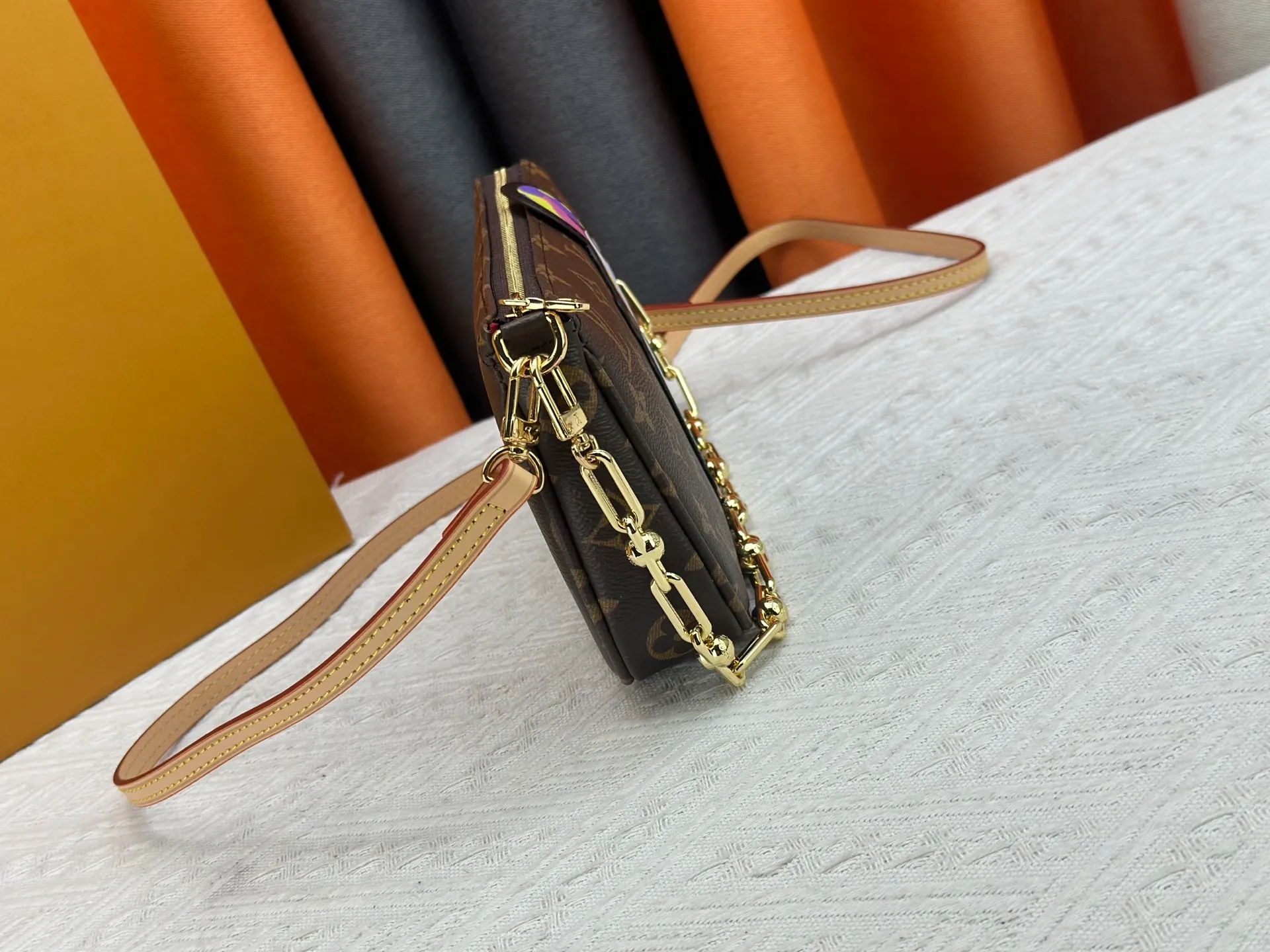 P220 M13440 This Pochette Accessoires handbag is made of Monogram coated canvas, injecting lively personality into the Louis Vuitton x Murakami reissue series. The colorful panda image created by the artist renews the classic silhouette, and the zipper design allows for secure storage of daily items. The cowhide leather shoulder strap and dazzling chain are both detachable, allowing for a variety of carrying options. Size: 22X13X4cm