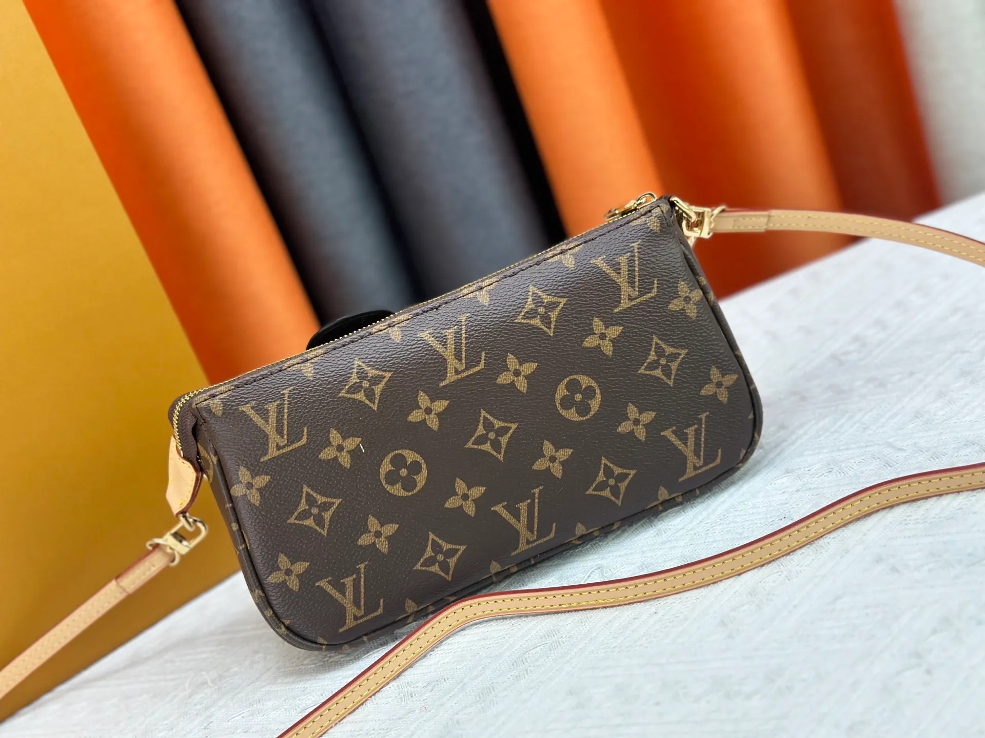 P220 M13440 This Pochette Accessoires handbag is made of Monogram coated canvas, injecting lively personality into the Louis Vuitton x Murakami reissue series. The colorful panda image created by the artist renews the classic silhouette, and the zipper design allows for secure storage of daily items. The cowhide leather shoulder strap and dazzling chain are both detachable, allowing for a variety of carrying options. Size: 22X13X4cm