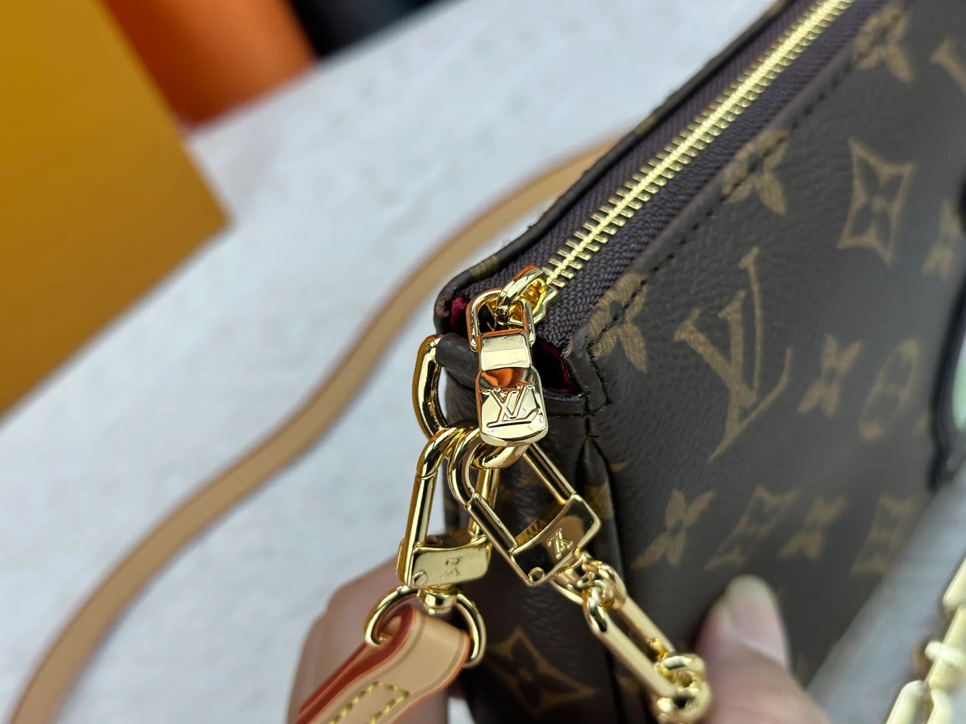 P220 M13440 This Pochette Accessoires handbag is made of Monogram coated canvas, injecting lively personality into the Louis Vuitton x Murakami reissue series. The colorful panda image created by the artist renews the classic silhouette, and the zipper design allows for secure storage of daily items. The cowhide leather shoulder strap and dazzling chain are both detachable, allowing for a variety of carrying options. Size: 22X13X4cm