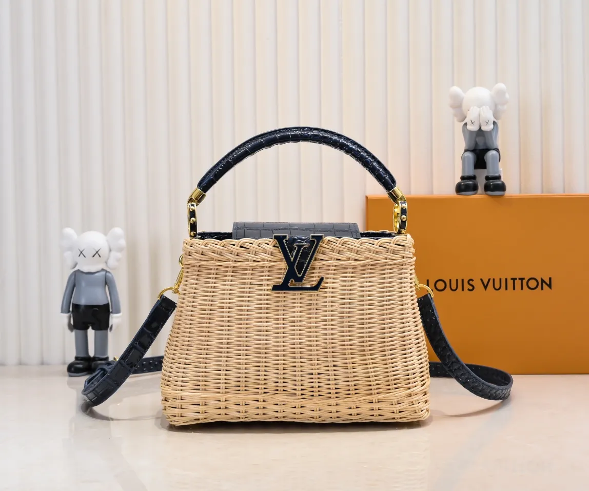 The upgraded version of P680 M11619 crocodile pattern CapucinesBB handbag has a unique rattan weaving structure, paying tribute to the Louis Vuitton picnic box design that came out in 1892. The cow leather shapes the top handle and flap, the LV letters reveal a metallic texture, and the detachable and adjustable leather shoulder strap makes it easy to carry on the shoulder. The gift box packaging provided with this product may be reasonably adjusted depending on the stock situation, and may be different from the packaging style displayed on this product page. Please refer to the actual gift box packaging style received for details. Size:27×17.3×9cm
