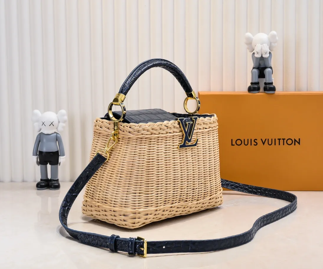 The upgraded version of P680 M11619 crocodile pattern CapucinesBB handbag has a unique rattan weaving structure, paying tribute to the Louis Vuitton picnic box design that came out in 1892. The cow leather shapes the top handle and flap, the LV letters reveal a metallic texture, and the detachable and adjustable leather shoulder strap makes it easy to carry on the shoulder. The gift box packaging provided with this product may be reasonably adjusted depending on the stock situation, and may be different from the packaging style displayed on this product page. Please refer to the actual gift box packaging style received for details. Size:27×17.3×9cm