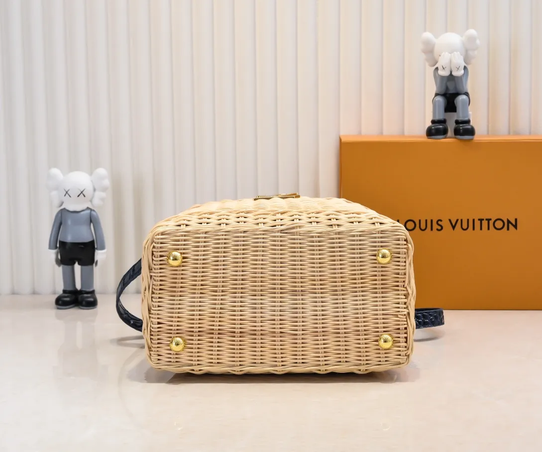 The upgraded version of P680 M11619 crocodile pattern CapucinesBB handbag has a unique rattan weaving structure, paying tribute to the Louis Vuitton picnic box design that came out in 1892. The cow leather shapes the top handle and flap, the LV letters reveal a metallic texture, and the detachable and adjustable leather shoulder strap makes it easy to carry on the shoulder. The gift box packaging provided with this product may be reasonably adjusted depending on the stock situation, and may be different from the packaging style displayed on this product page. Please refer to the actual gift box packaging style received for details. Size:27×17.3×9cm