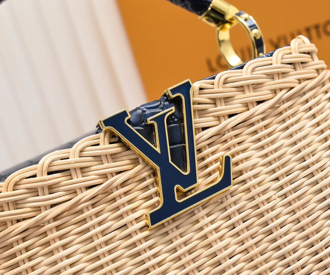 The upgraded version of P680 M11619 crocodile pattern CapucinesBB handbag has a unique rattan weaving structure, paying tribute to the Louis Vuitton picnic box design that came out in 1892. The cow leather shapes the top handle and flap, the LV letters reveal a metallic texture, and the detachable and adjustable leather shoulder strap makes it easy to carry on the shoulder. The gift box packaging provided with this product may be reasonably adjusted depending on the stock situation, and may be different from the packaging style displayed on this product page. Please refer to the actual gift box packaging style received for details. Size:27×17.3×9cm