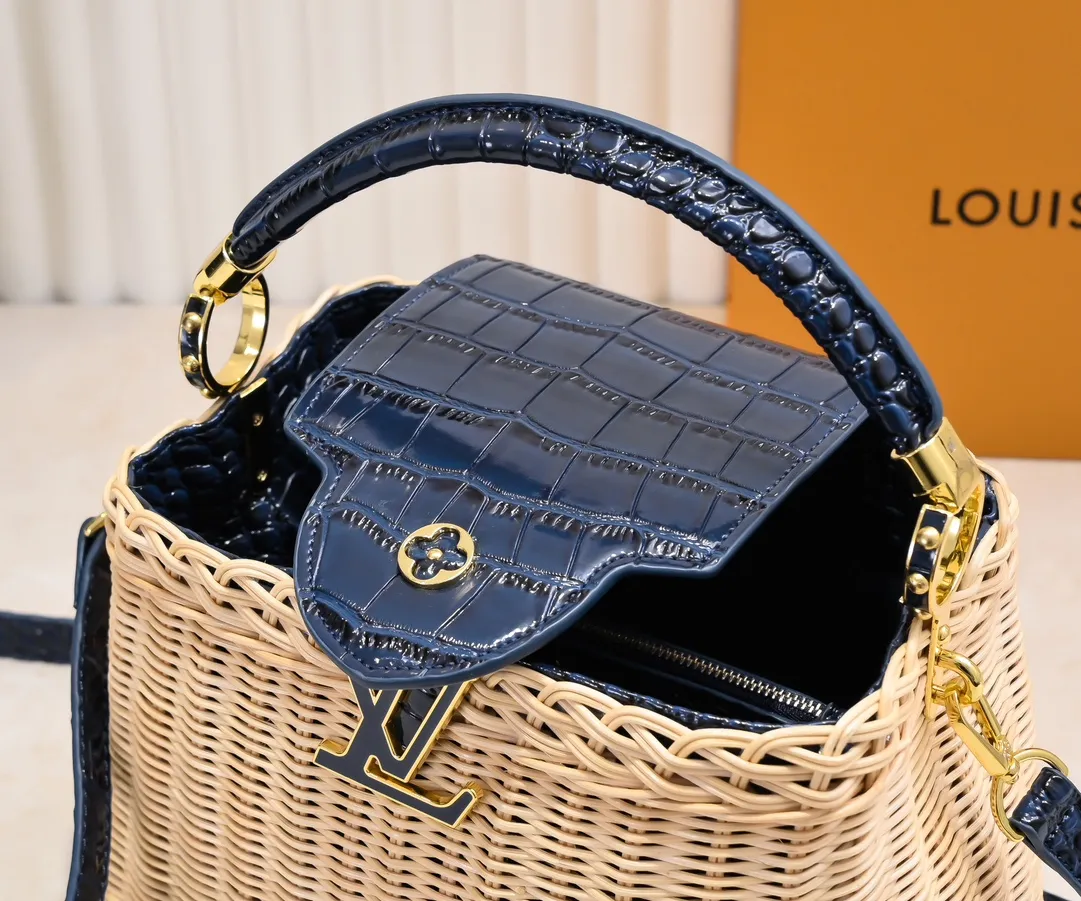The upgraded version of P680 M11619 crocodile pattern CapucinesBB handbag has a unique rattan weaving structure, paying tribute to the Louis Vuitton picnic box design that came out in 1892. The cow leather shapes the top handle and flap, the LV letters reveal a metallic texture, and the detachable and adjustable leather shoulder strap makes it easy to carry on the shoulder. The gift box packaging provided with this product may be reasonably adjusted depending on the stock situation, and may be different from the packaging style displayed on this product page. Please refer to the actual gift box packaging style received for details. Size:27×17.3×9cm