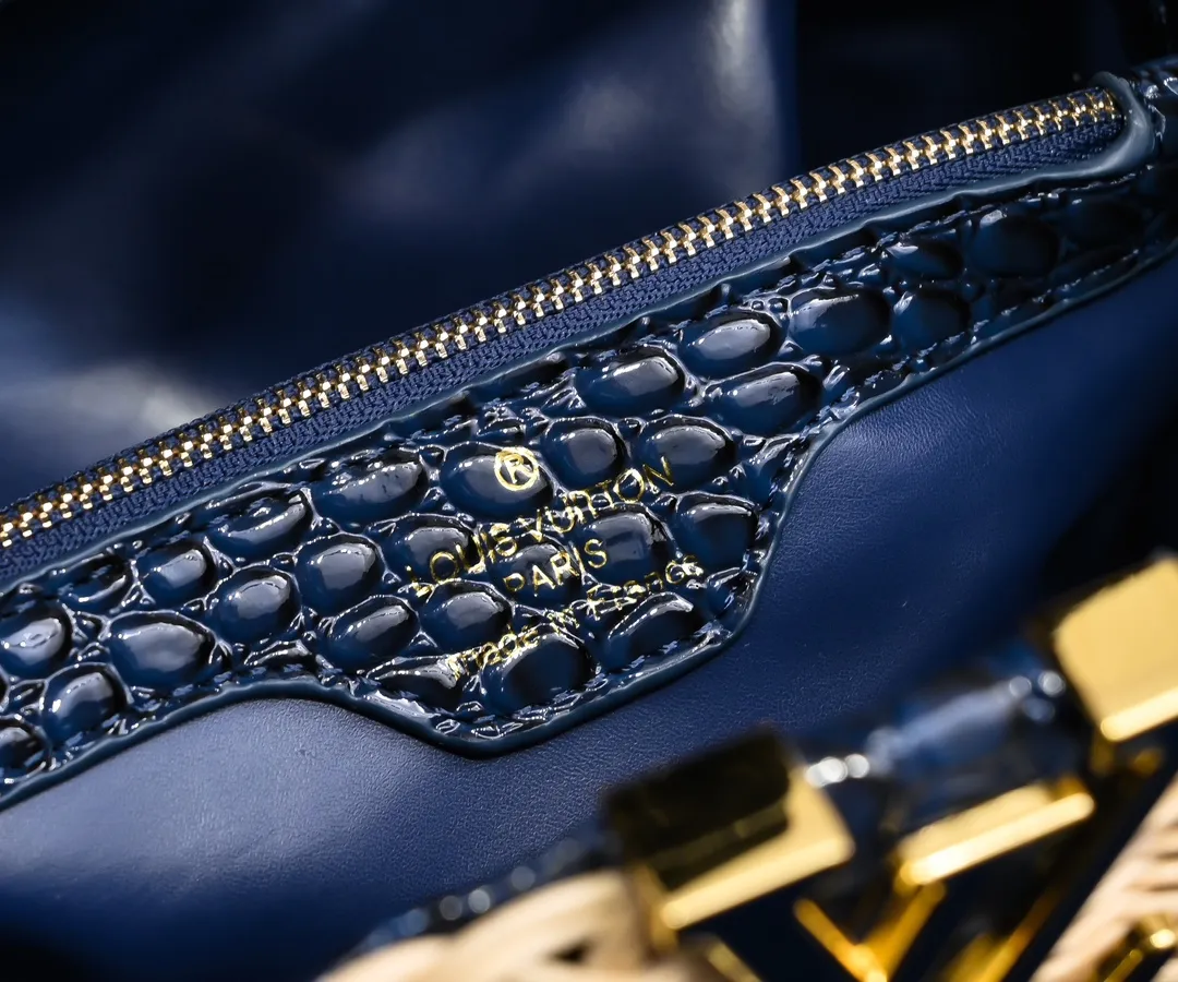 The upgraded version of P680 M11619 crocodile pattern CapucinesBB handbag has a unique rattan weaving structure, paying tribute to the Louis Vuitton picnic box design that came out in 1892. The cow leather shapes the top handle and flap, the LV letters reveal a metallic texture, and the detachable and adjustable leather shoulder strap makes it easy to carry on the shoulder. The gift box packaging provided with this product may be reasonably adjusted depending on the stock situation, and may be different from the packaging style displayed on this product page. Please refer to the actual gift box packaging style received for details. Size:27×17.3×9cm