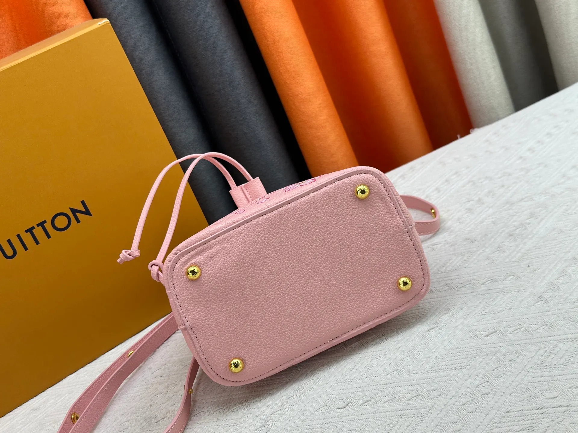 P240 M13676 M44021 This NeoNoe BB bucket bag comes from the Louis Vuitton × Murakami replica series, using Monogram Empreinte leather to convey a fresh breath and smart style. Murakami's signature Cherry Blossom pattern appears on the Monogram embossed surface, and the same floral element is transformed into a slide buckle to tighten the drawstring. Size: 20x20x13cm