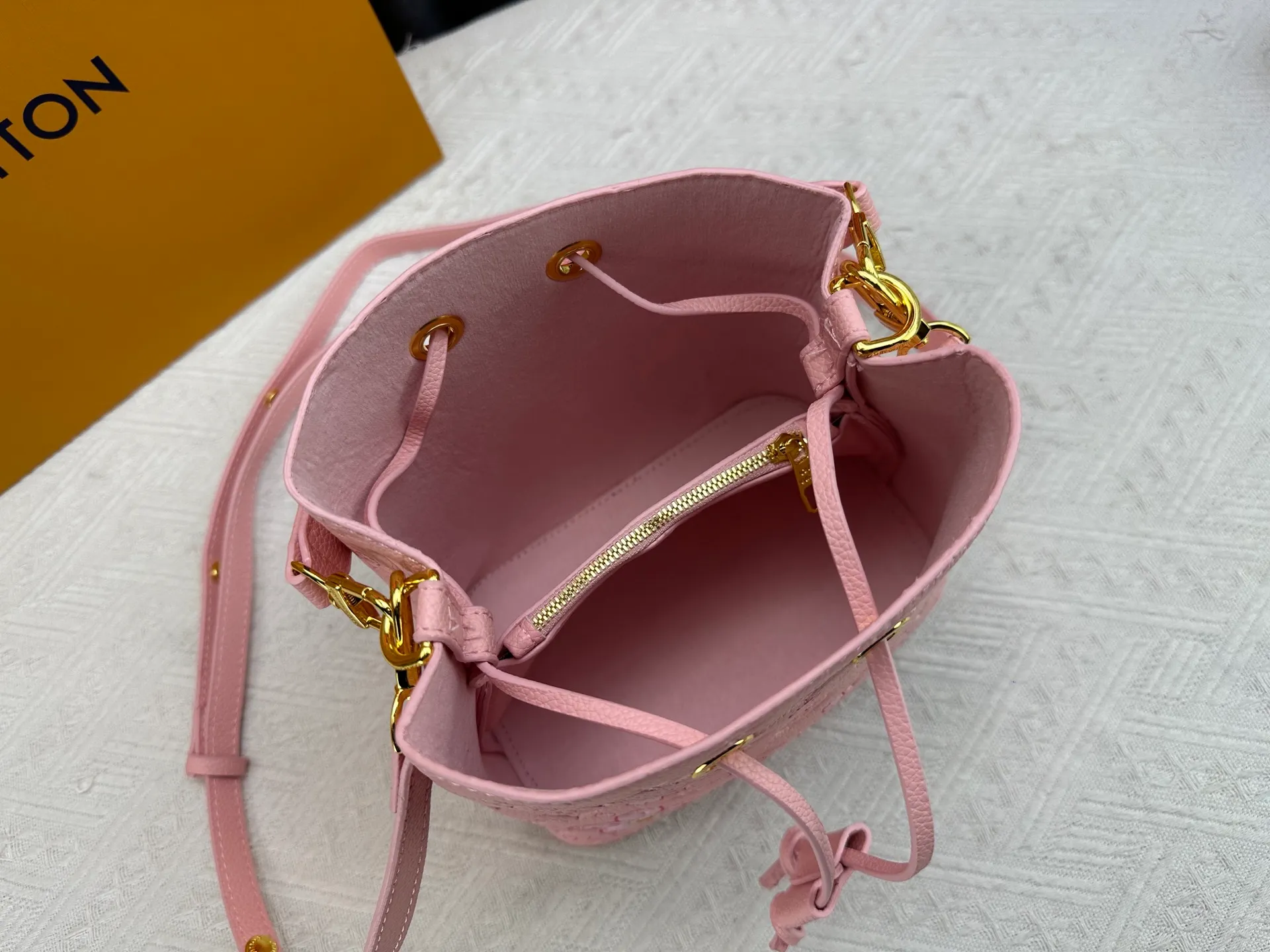 P240 M13676 M44021 This NeoNoe BB bucket bag comes from the Louis Vuitton × Murakami replica series, using Monogram Empreinte leather to convey a fresh breath and smart style. Murakami's signature Cherry Blossom pattern appears on the Monogram embossed surface, and the same floral element is transformed into a slide buckle to tighten the drawstring. Size: 20x20x13cm