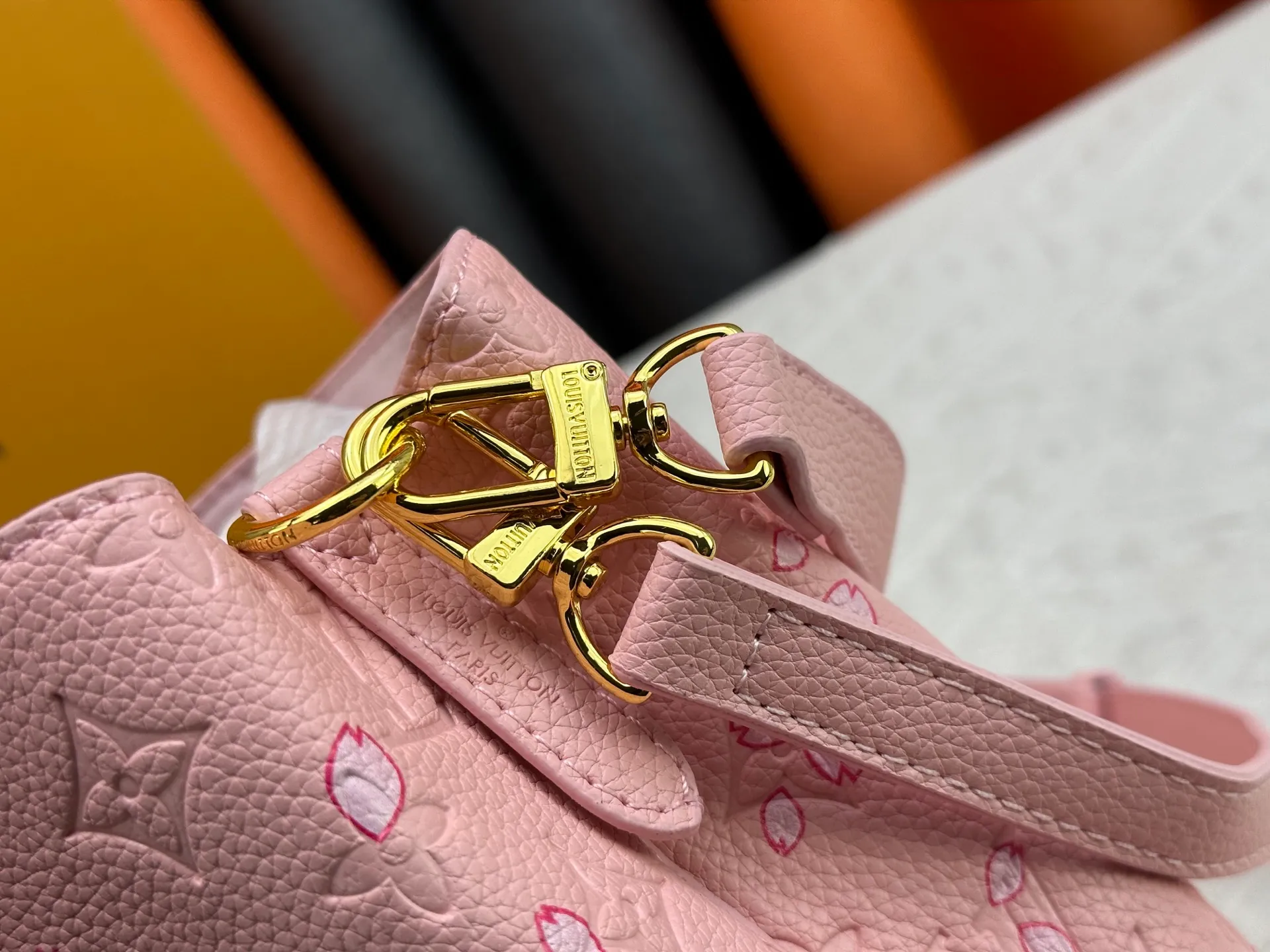 P240 M13676 M44021 This NeoNoe BB bucket bag comes from the Louis Vuitton × Murakami replica series, using Monogram Empreinte leather to convey a fresh breath and smart style. Murakami's signature Cherry Blossom pattern appears on the Monogram embossed surface, and the same floral element is transformed into a slide buckle to tighten the drawstring. Size: 20x20x13cm