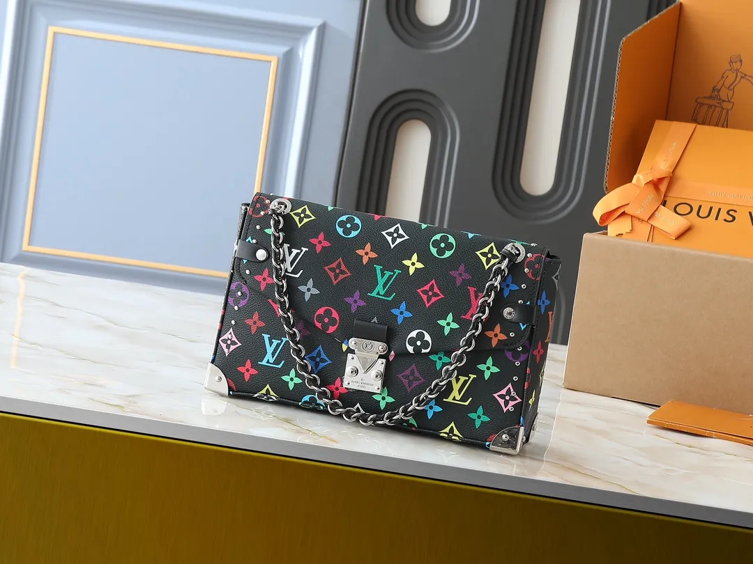💰280💰Upgraded original M14526 Trunkie handbag combines Monogram canvas and metal rivets, with metallic corners and iconic S-lock lock, highlighting the brand heritage with a retro luggage style. The internal space and zipper pockets make it easy to accommodate daily needs, and the sliding chain shoulder strap expands carrying options. Dimensions: 27.0 x 16.0 x 8.0 cm (length x height x width)