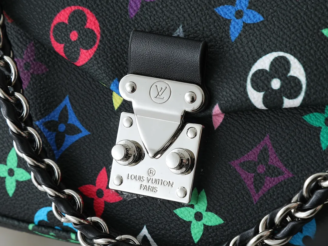 💰280💰Upgraded original M14526 Trunkie handbag combines Monogram canvas and metal rivets, with metallic corners and iconic S-lock lock, highlighting the brand heritage with a retro luggage style. The internal space and zipper pockets make it easy to accommodate daily needs, and the sliding chain shoulder strap expands carrying options. Dimensions: 27.0 x 16.0 x 8.0 cm (length x height x width)