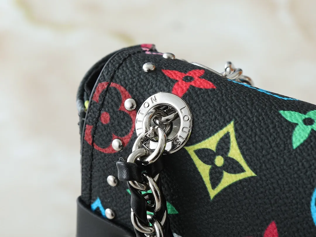 💰280💰Upgraded original M14526 Trunkie handbag combines Monogram canvas and metal rivets, with metallic corners and iconic S-lock lock, highlighting the brand heritage with a retro luggage style. The internal space and zipper pockets make it easy to accommodate daily needs, and the sliding chain shoulder strap expands carrying options. Dimensions: 27.0 x 16.0 x 8.0 cm (length x height x width)