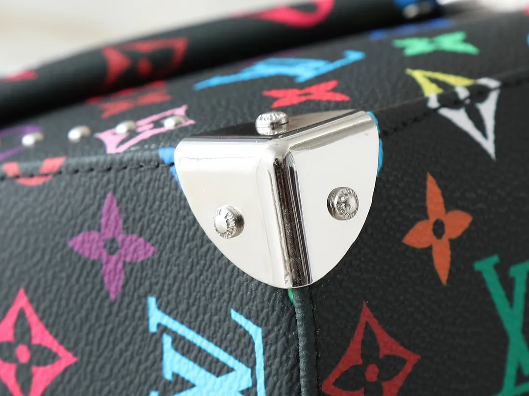💰280💰Upgraded original M14526 Trunkie handbag combines Monogram canvas and metal rivets, with metallic corners and iconic S-lock lock, highlighting the brand heritage with a retro luggage style. The internal space and zipper pockets make it easy to accommodate daily needs, and the sliding chain shoulder strap expands carrying options. Dimensions: 27.0 x 16.0 x 8.0 cm (length x height x width)