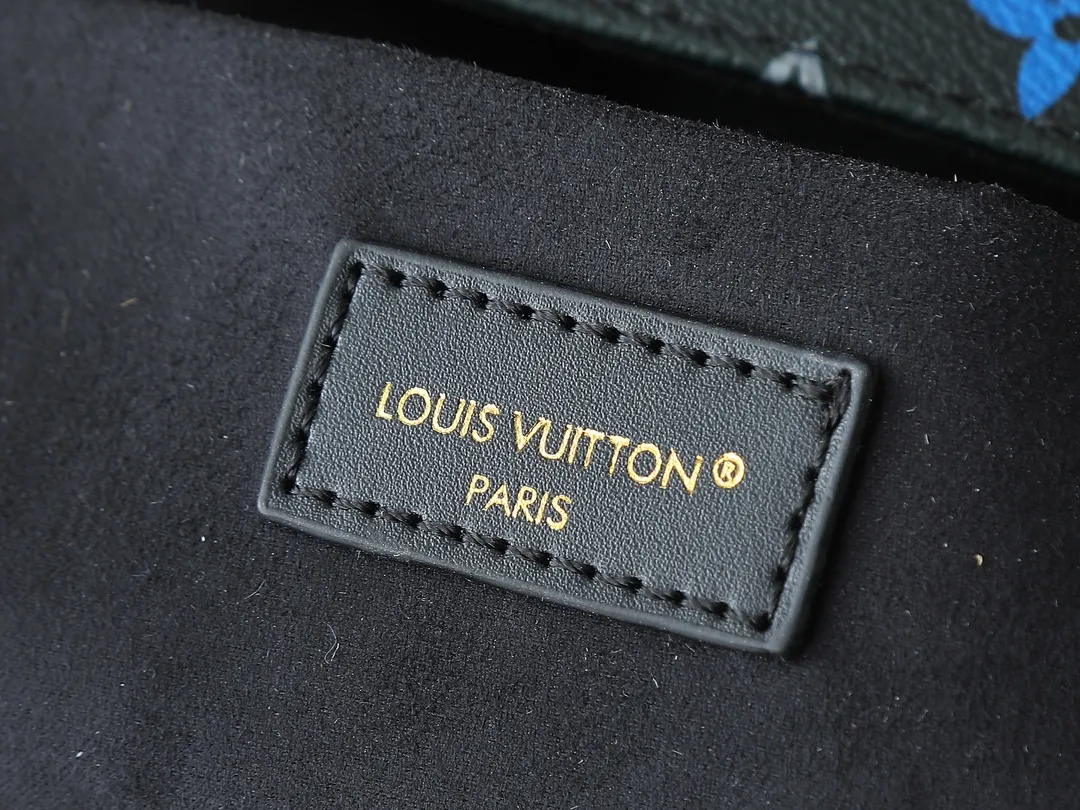 💰280💰Upgraded original M14526 Trunkie handbag combines Monogram canvas and metal rivets, with metallic corners and iconic S-lock lock, highlighting the brand heritage with a retro luggage style. The internal space and zipper pockets make it easy to accommodate daily needs, and the sliding chain shoulder strap expands carrying options. Dimensions: 27.0 x 16.0 x 8.0 cm (length x height x width)