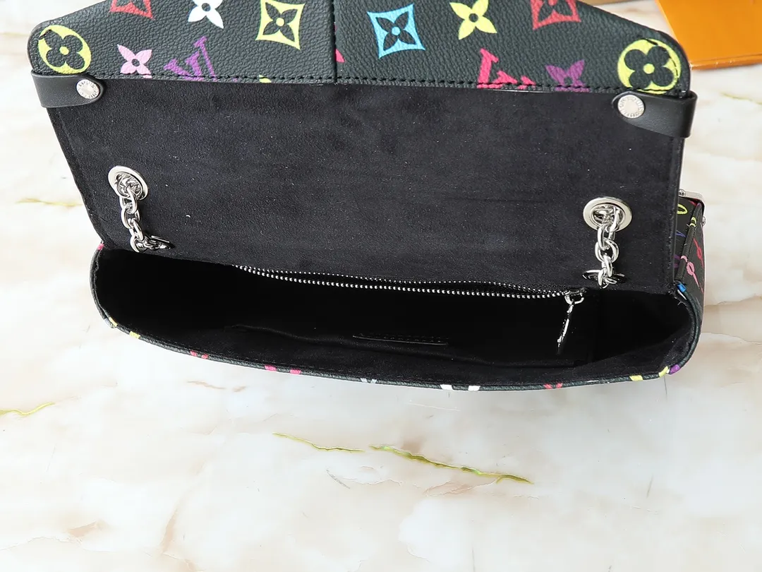 💰280💰Upgraded original M14526 Trunkie handbag combines Monogram canvas and metal rivets, with metallic corners and iconic S-lock lock, highlighting the brand heritage with a retro luggage style. The internal space and zipper pockets make it easy to accommodate daily needs, and the sliding chain shoulder strap expands carrying options. Dimensions: 27.0 x 16.0 x 8.0 cm (length x height x width)