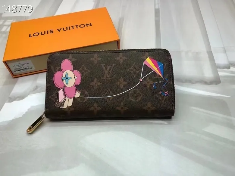P150💰 M80857M60017 Japan limited wallet "Gibby Wallet", printed with Louis Vuitton's cute mascot "Vivian" illustration on single gram canvas. Brightly colored kites and cute mascots are combined, embellished with tiny single flowers. This is a collectible item that is perfect as a gift for those who love singles. Size: 19x 12.5x 3.0cm, 🎁🎁
