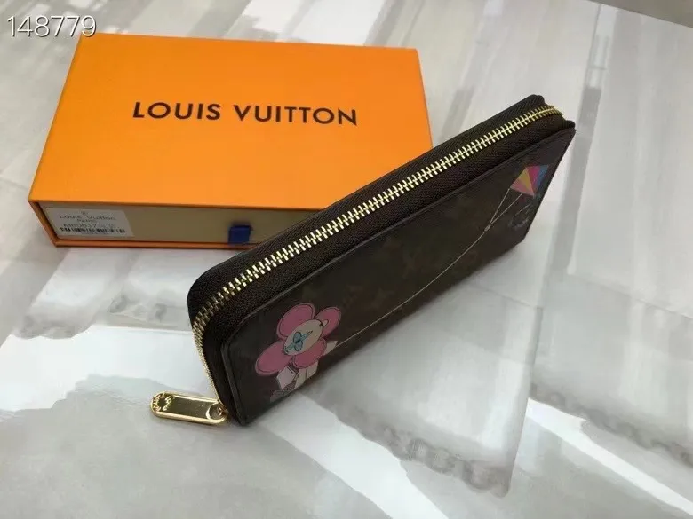 P150💰 M80857M60017 Japan limited wallet "Gibby Wallet", printed with Louis Vuitton's cute mascot "Vivian" illustration on single gram canvas. Brightly colored kites and cute mascots are combined, embellished with tiny single flowers. This is a collectible item that is perfect as a gift for those who love singles. Size: 19x 12.5x 3.0cm, 🎁🎁
