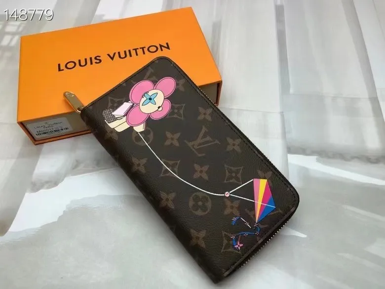 P150💰 M80857M60017 Japan limited wallet "Gibby Wallet", printed with Louis Vuitton's cute mascot "Vivian" illustration on single gram canvas. Brightly colored kites and cute mascots are combined, embellished with tiny single flowers. This is a collectible item that is perfect as a gift for those who love singles. Size: 19x 12.5x 3.0cm, 🎁🎁