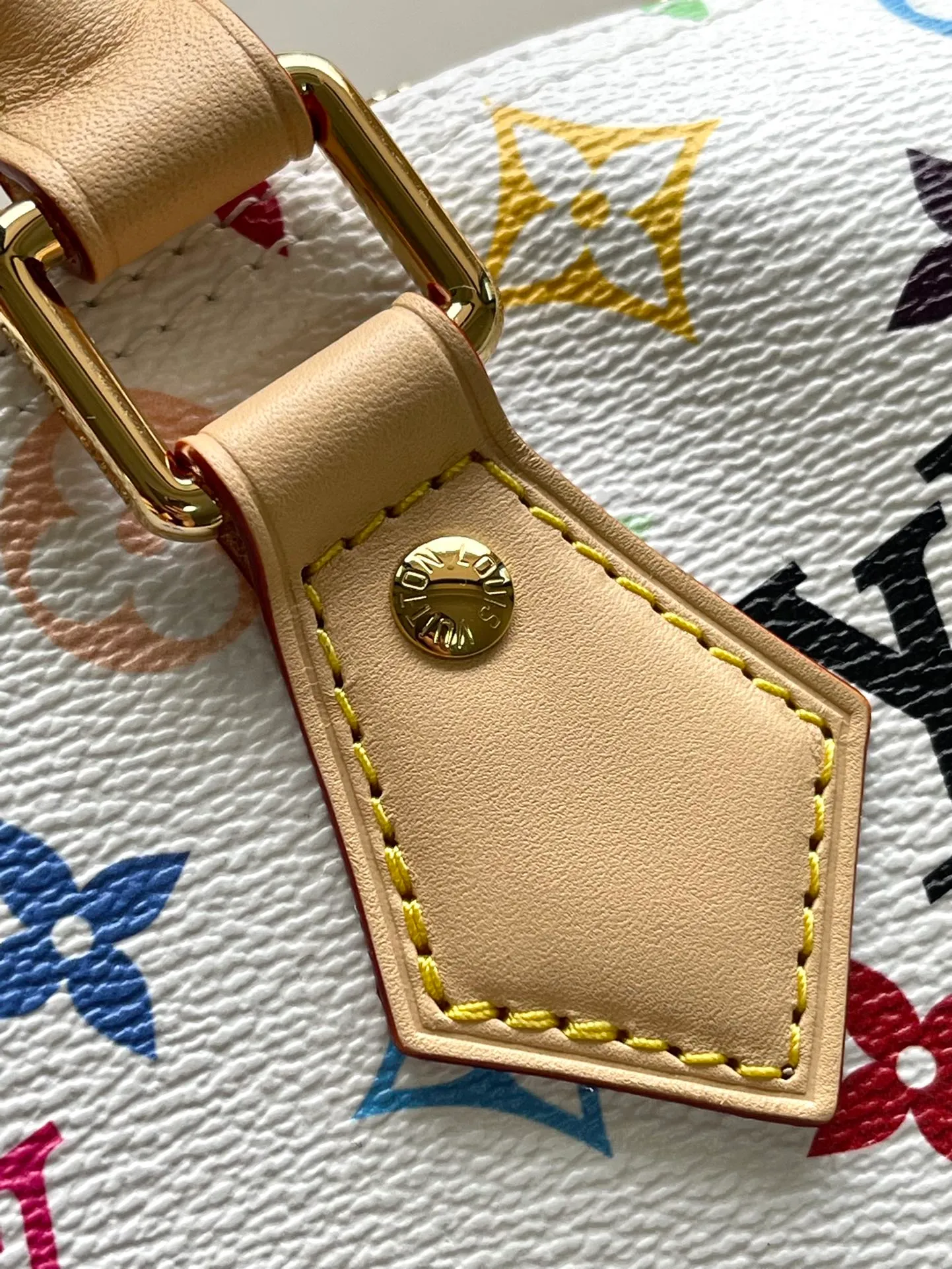💰1140 Top original order M13085 This Speedy Bandouliere25 handbag uses the classic Monogram pattern to render the bright colors of Japanese artist Takashi Murakami. Together with the bow-shaped key bag, it highlights the smart style of the Louis Vuitton × Murakami collaboration series. The Toron handle and detachable and adjustable shoulder strap are fashioned from calf leather, and the dazzling padlock and corners are a reference to the brand's luggage elements. Dimensions: 25 × 19 × 15 cm