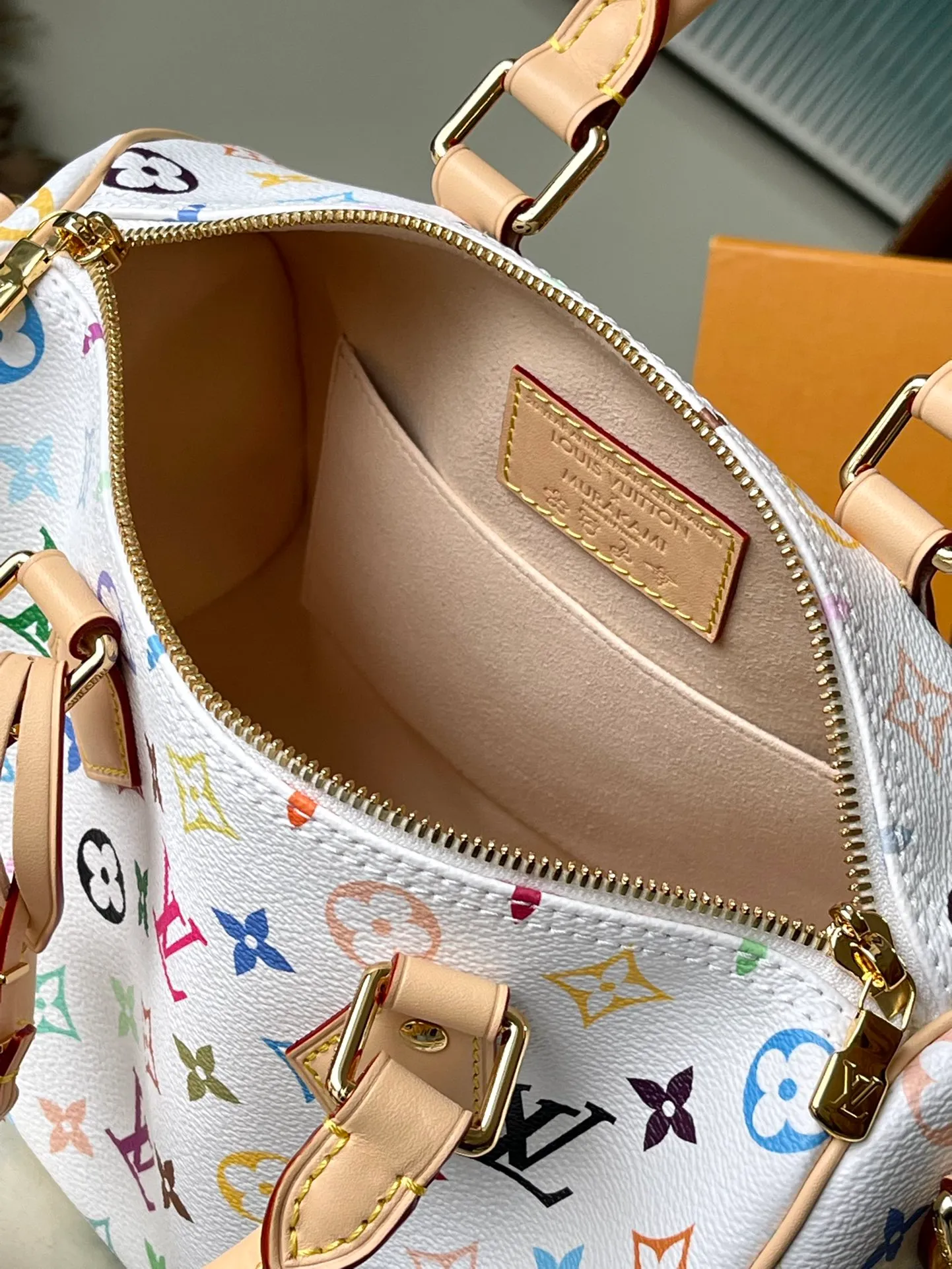 💰1140 Top original order M13085 This Speedy Bandouliere25 handbag uses the classic Monogram pattern to render the bright colors of Japanese artist Takashi Murakami. Together with the bow-shaped key bag, it highlights the smart style of the Louis Vuitton × Murakami collaboration series. The Toron handle and detachable and adjustable shoulder strap are fashioned from calf leather, and the dazzling padlock and corners are a reference to the brand's luggage elements. Dimensions: 25 × 19 × 15 cm