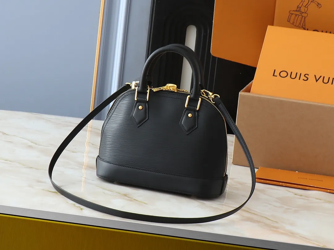 💰300💰Upgraded from the original M13670 M14197 M53152. This Alma BB handbag appears in the Louis Vuitton Top handles, a removable shoulder strap and a dazzling padlock complete the Art Deco design. Dimensions: 23.5 x 17.5 x 11.5 cm (length x height x width)