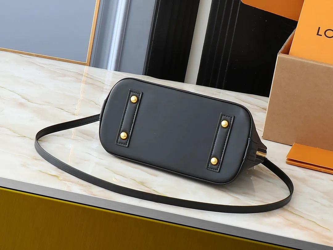 💰300💰Upgraded from the original M13670 M14197 M53152. This Alma BB handbag appears in the Louis Vuitton Top handles, a removable shoulder strap and a dazzling padlock complete the Art Deco design. Dimensions: 23.5 x 17.5 x 11.5 cm (length x height x width)