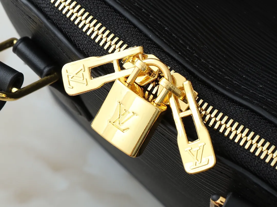 💰300💰Upgraded from the original M13670 M14197 M53152. This Alma BB handbag appears in the Louis Vuitton Top handles, a removable shoulder strap and a dazzling padlock complete the Art Deco design. Dimensions: 23.5 x 17.5 x 11.5 cm (length x height x width)