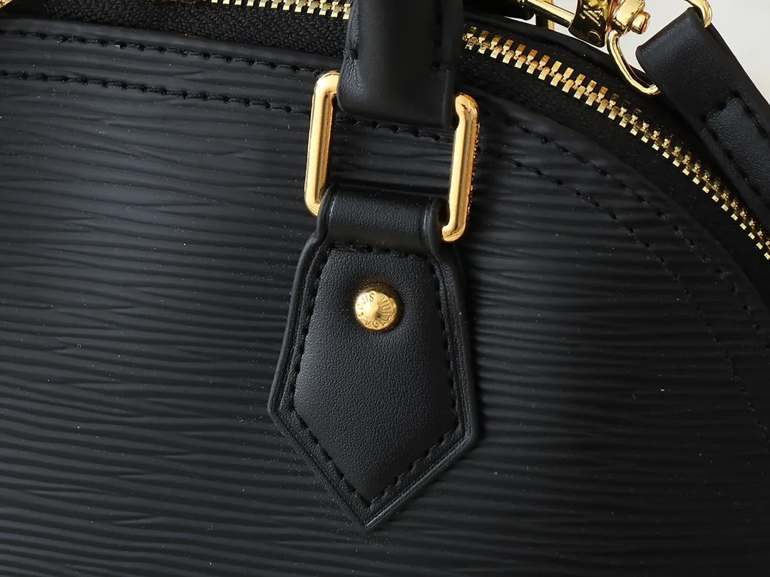 💰300💰Upgraded from the original M13670 M14197 M53152. This Alma BB handbag appears in the Louis Vuitton Top handles, a removable shoulder strap and a dazzling padlock complete the Art Deco design. Dimensions: 23.5 x 17.5 x 11.5 cm (length x height x width)