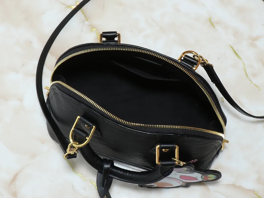 💰300💰Upgraded from the original M13670 M14197 M53152. This Alma BB handbag appears in the Louis Vuitton Top handles, a removable shoulder strap and a dazzling padlock complete the Art Deco design. Dimensions: 23.5 x 17.5 x 11.5 cm (length x height x width)