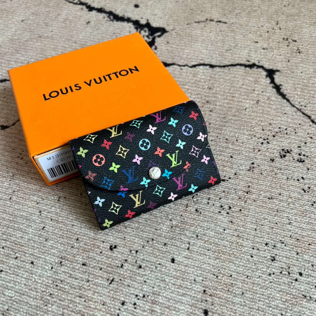 Factory price 300 Top original order M13399 black color This Rosalie coin purse is from the Louis Vuitton x Takashi Murakami reissue series. The Monogram coated canvas is dipped in vibrant colors, subtly paying tribute to the distinctive style of Japanese artist Takashi Murakami. The compact construction features a rounded flap and snap closure, and the interior houses a zipped coin pocket with Monogram pullers. 8 x 2.5 x 11 cm (height x width x length)